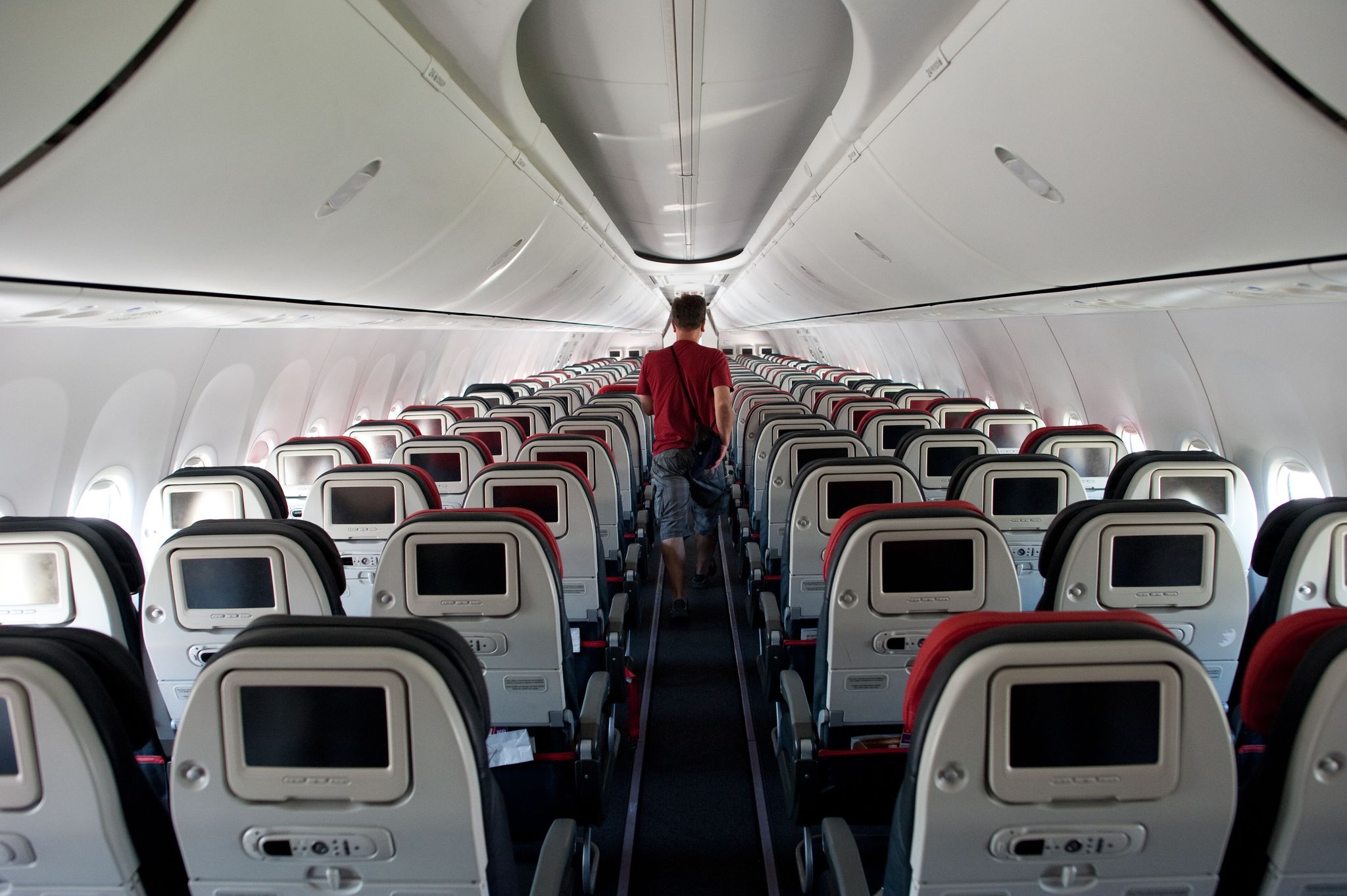 Hauptsache nicht nackt: Aufgrund des Outfits darf niemand des Flugzeugs verwiesen werden.