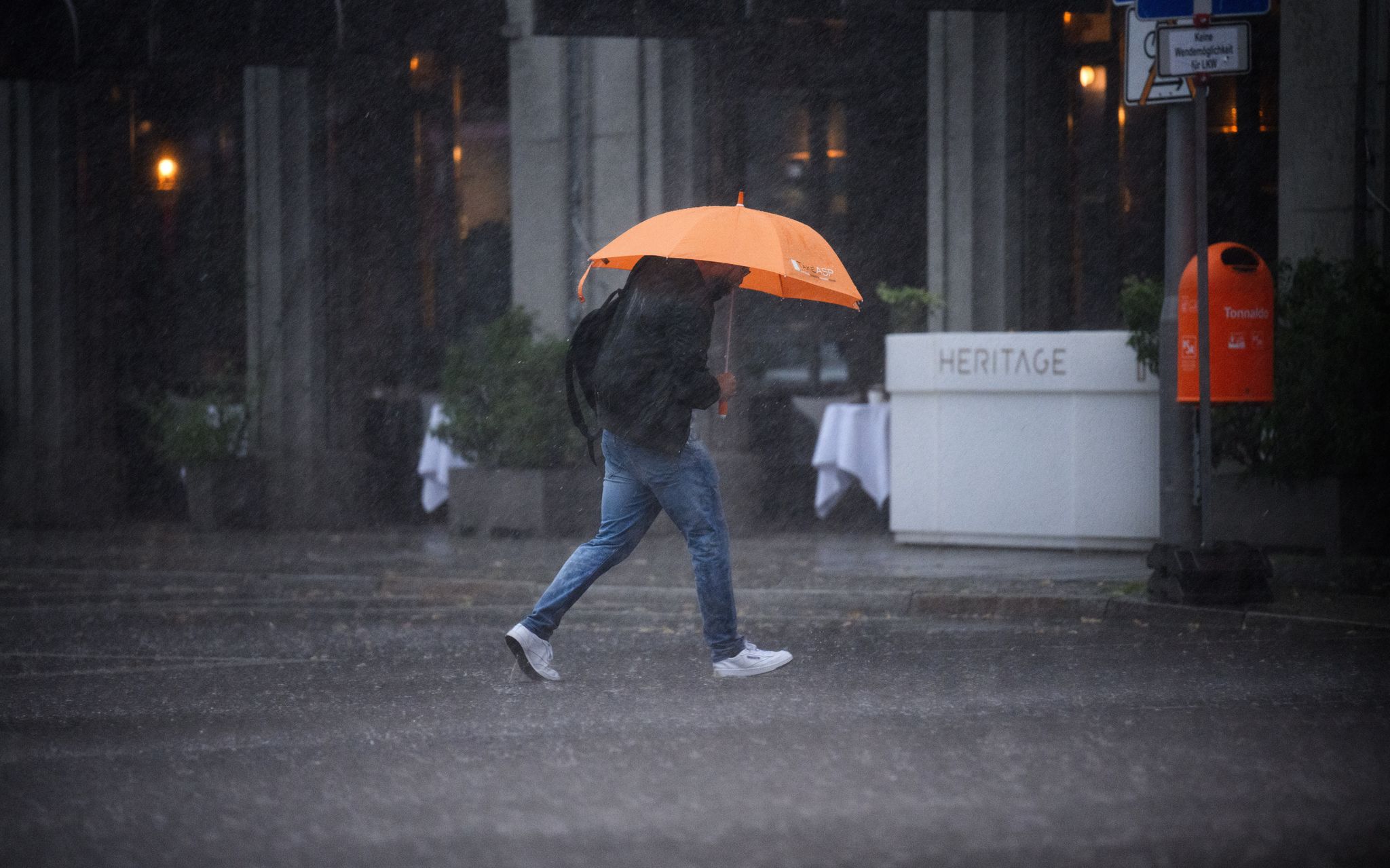 Blitzschlag-Gefahr: Wenn ein Gewitter mit Blitzen über einem tobt, sollte man sich lieber von seinem Regenschirm trennen.