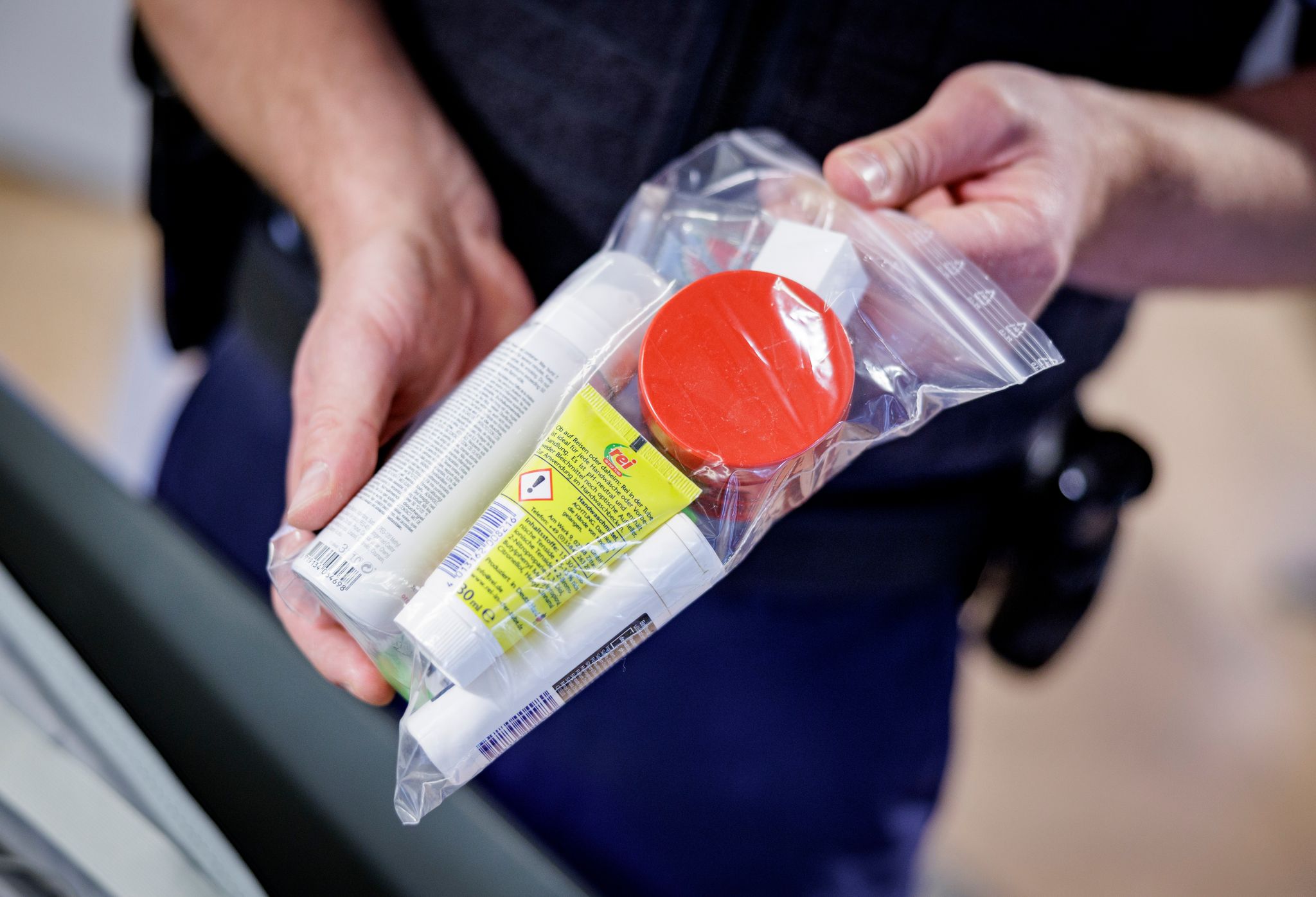 So mussten Flüssigkeiten bislang verpackt werden. (Archivbild)