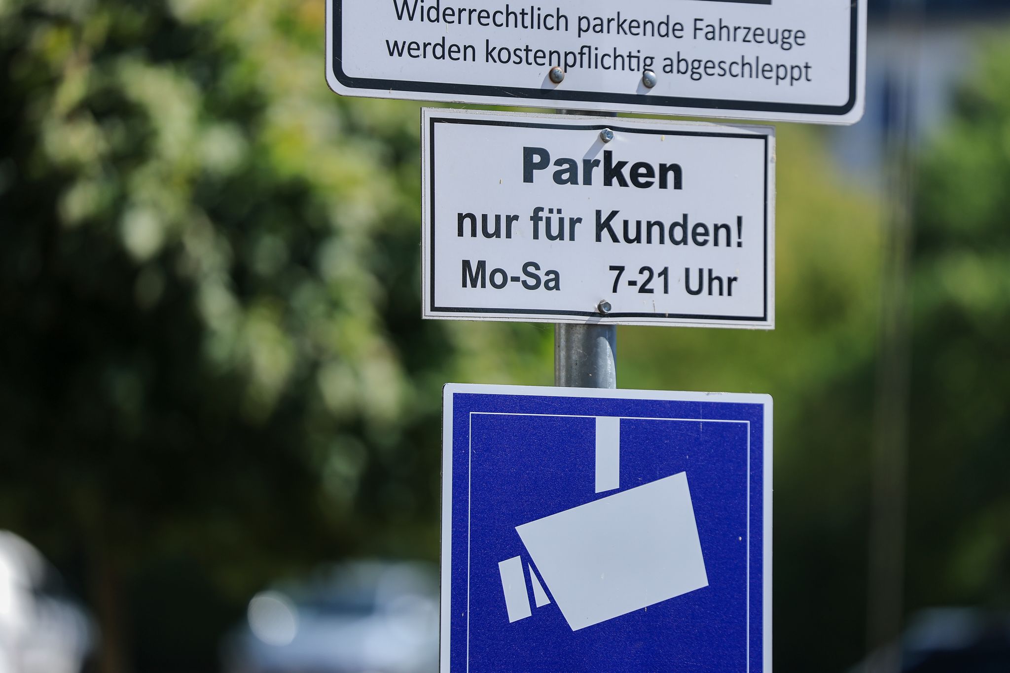 Auf immer mehr Parkplätzen, vor allem von Supermärkten, gibt es digitale Prozesse und externe Dienstleister. (Archivbild)