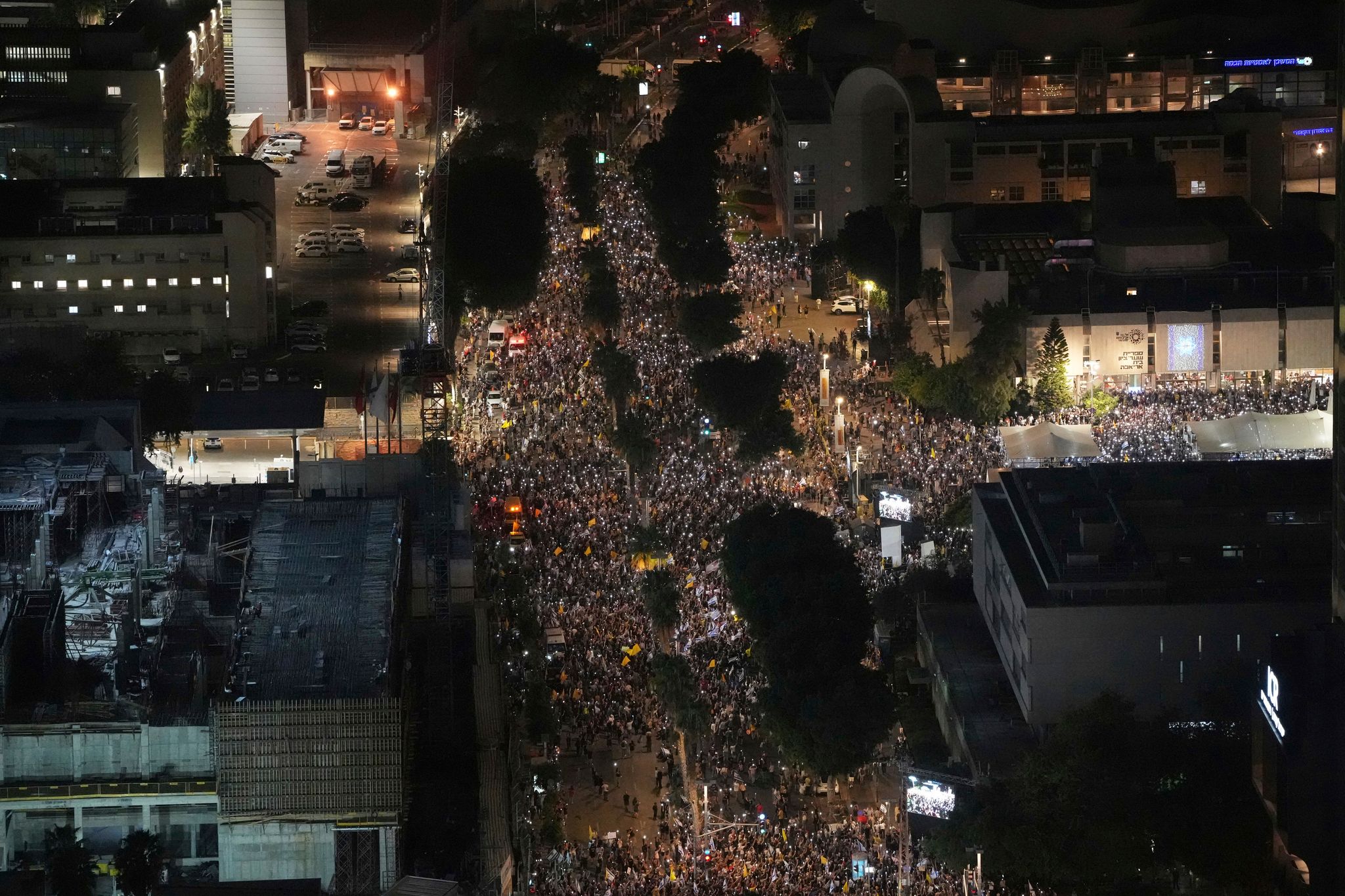 Bei einer Demonstration in Israel haben nach Angaben der Organisatoren Hunderttausende Menschen ein Ende des Gaza-Krieges und die Freilassung der Geiseln gefordert.