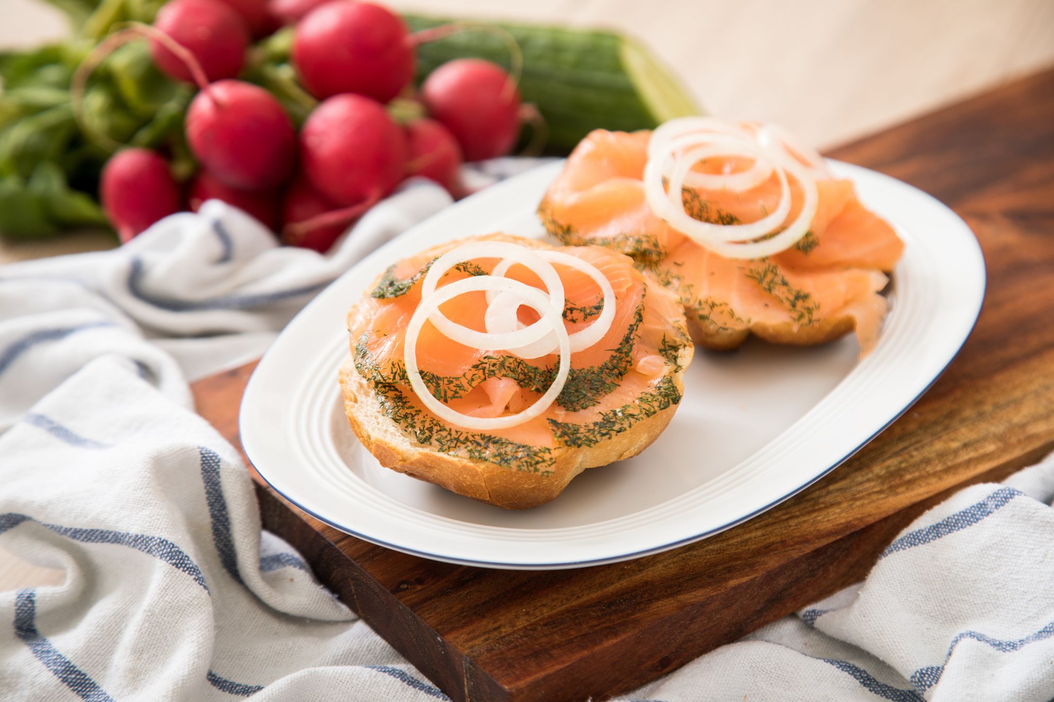 Der Eindruck täuscht: Graved Lachs wird gar nicht geräuchert, sondern ausschließlich gebeizt - das heißt mit Zucker, Salz und Gewürzen eingerieben.