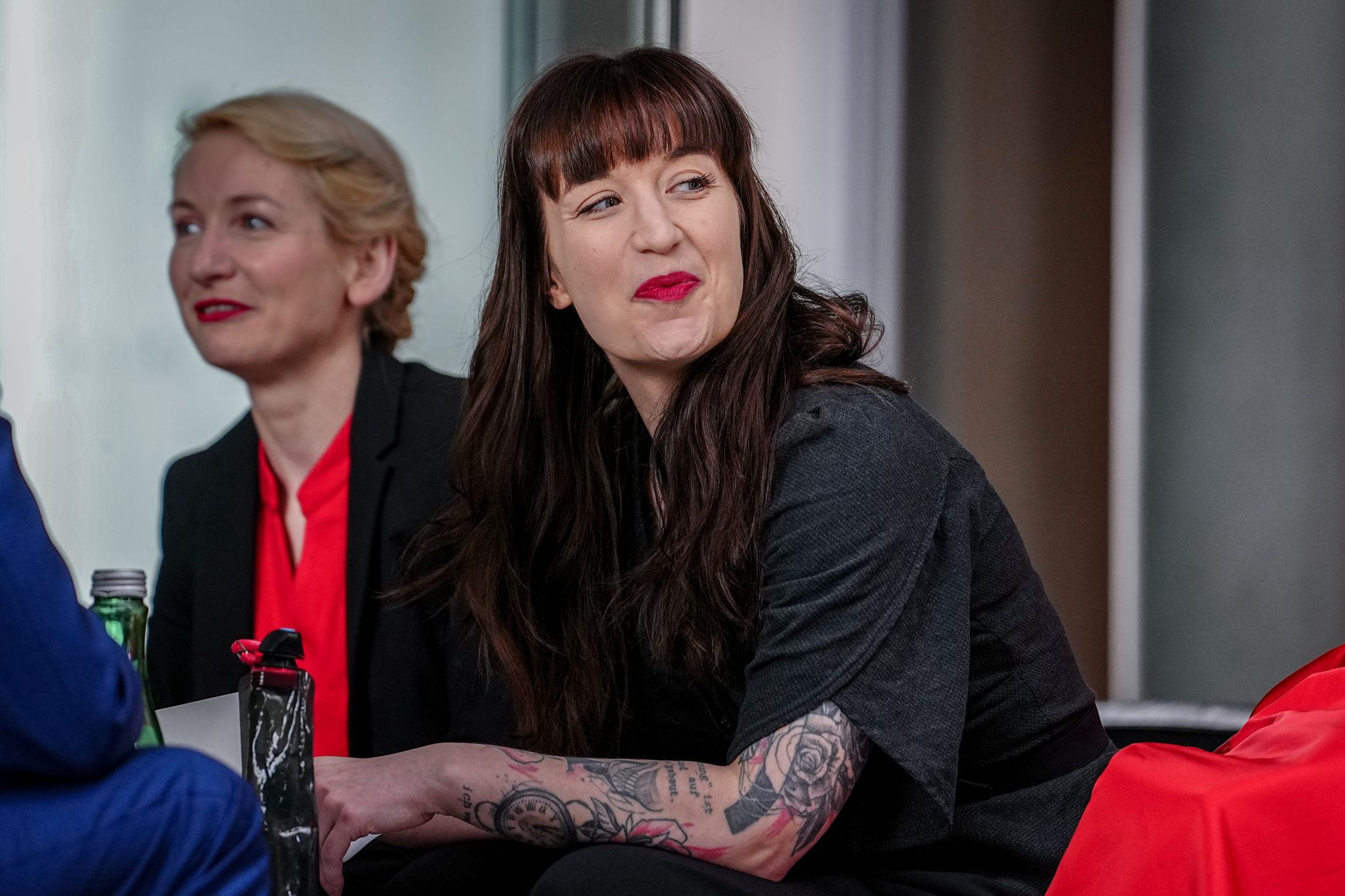 Den linken Arm von Heidi Reichinnek zieren bereits ein Otter, ein Kater und ein Abbild von Rosa Luxemburg. (Archivbild)