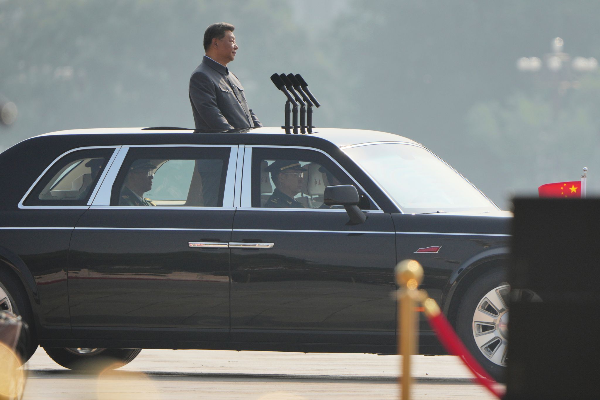 Der chinesische Präsident Xi Jinping fährt die Militärparade zum 80. Jahrestag der Kapitulation Japans im Zweiten Weltkrieg in Peking ab.
