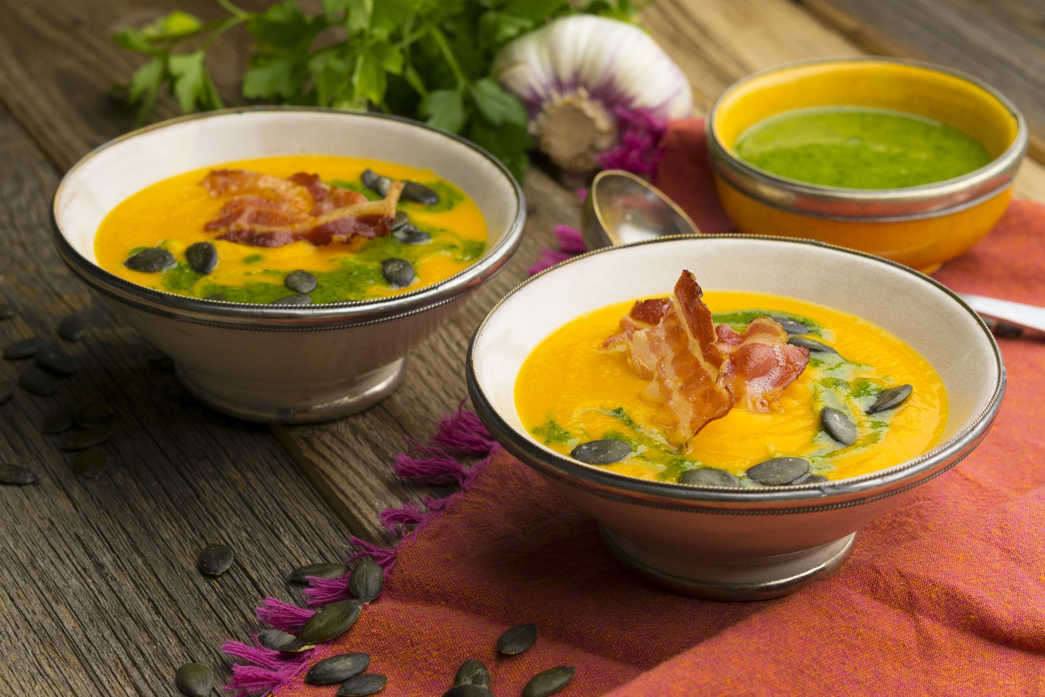 Herbstlicher Genuss mit knusprigem Speck und würzigem Pesto: Sie verleihen jeder Kürbissuppe das gewisse Etwas und sorgen für zusätzlichen Geschmack.