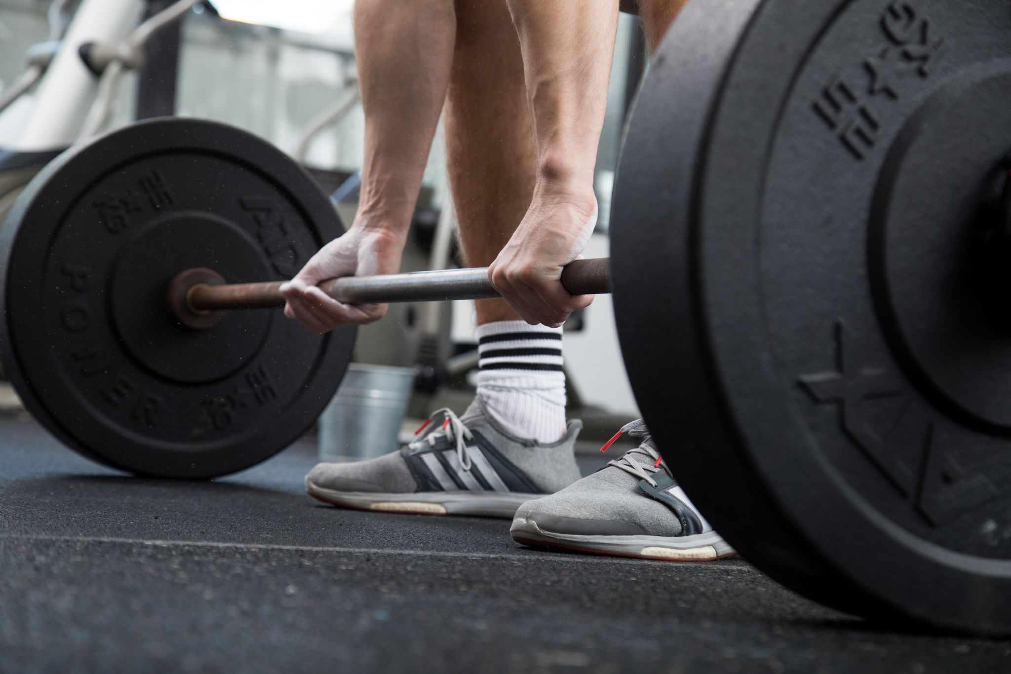 Bei Kraftsportübungen im Stehen sollte man auf eine stabile Fußhaltung achten.