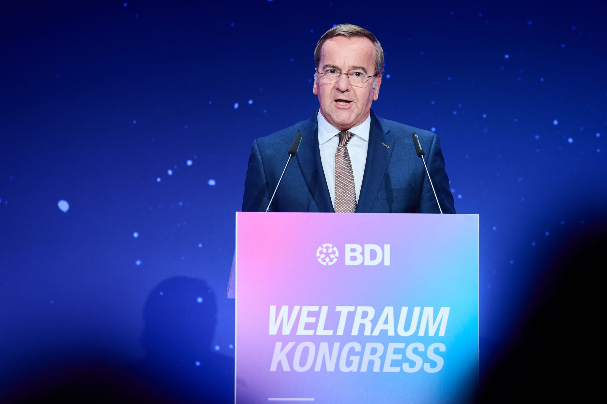 Verteidigungsminister Boris Pistorius (SPD) nannte in Berlin eine belastbare Struktur aus Satellitenkonstellationen, Bodenstationen, gesicherten Startfähigkeiten ins All und den nötigen Services als Ziel des Programms.