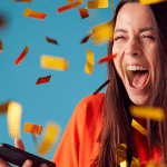 Foto: monkeybusinessimages/iStock - Frau, die sich über Geldregen freut