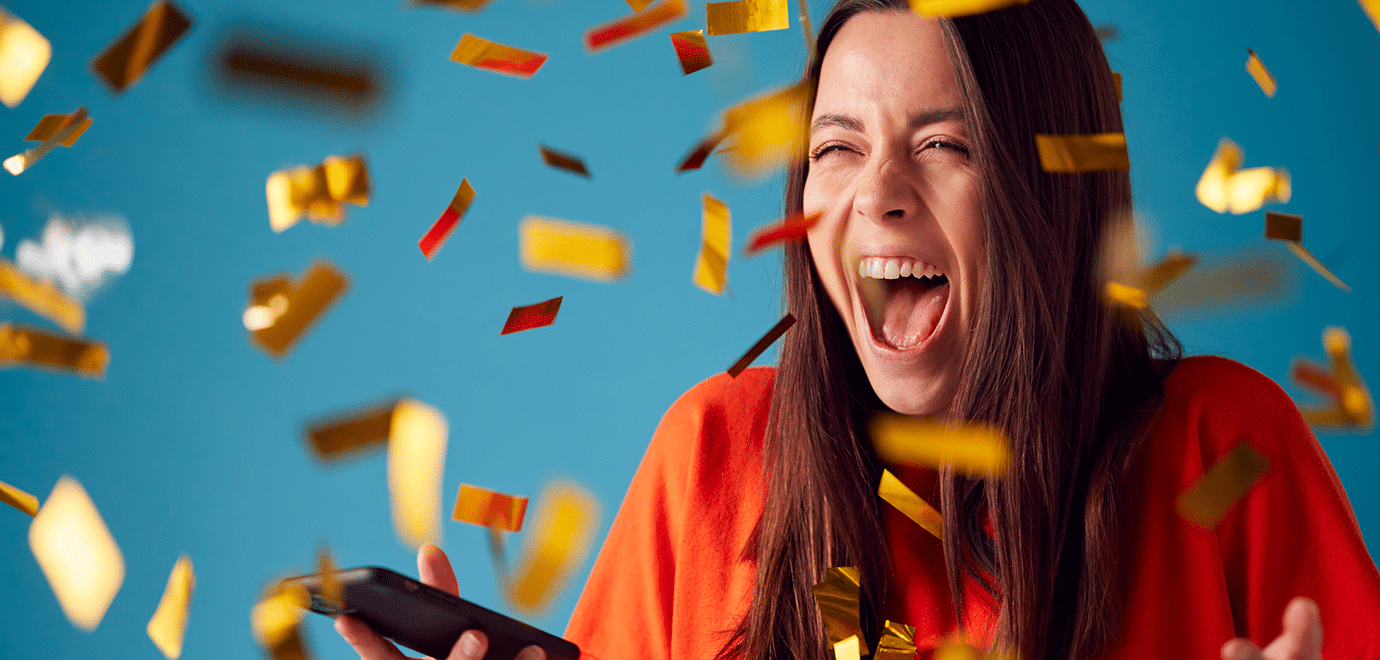 Foto: monkeybusinessimages/iStock - Frau, die sich über Geldregen freut