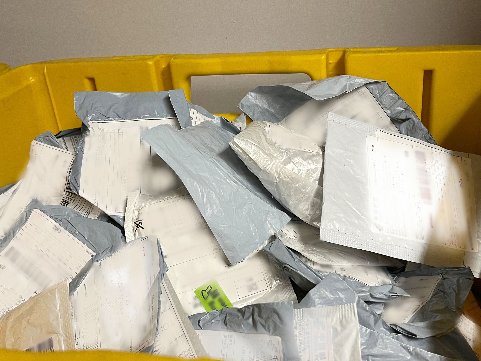 Beschlagnahmte Sendungen, in denen in vielen Fällen nicht bestelltes Saatgut verschickt wurde,