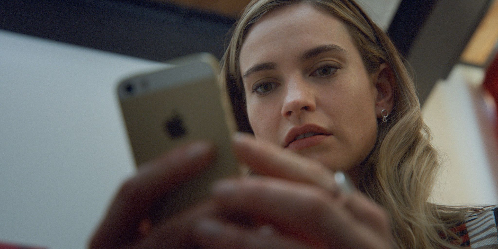 Lily James spielt Whitney Wolfe Herd.