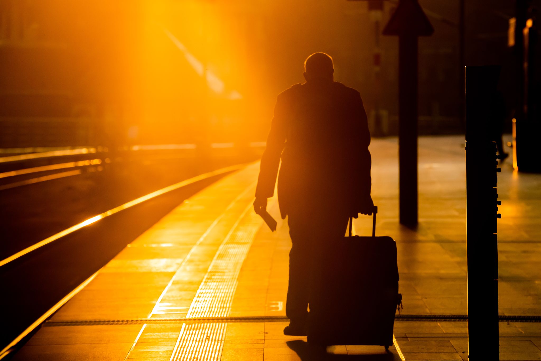 Zugverspätung: Mögliche Ansprüche auf Entschädigung bestehen immer nur, wenn der Bahntransfer zum Flughafen explizit Teil der Reisebuchung ist.