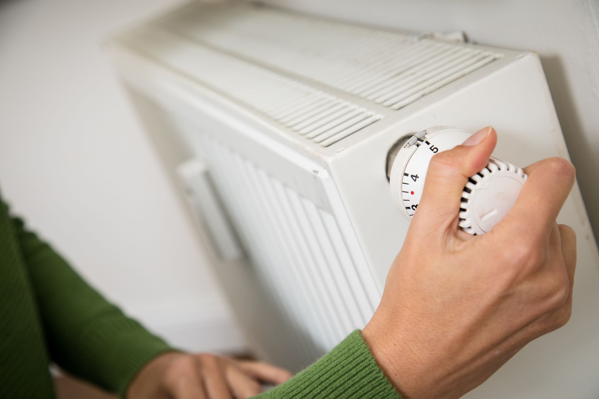 Wenn die Heizsaison beginnt, kann man mit ein paar einfachen Handgriffen für mehr Wärme in der Wohnung sorgen.