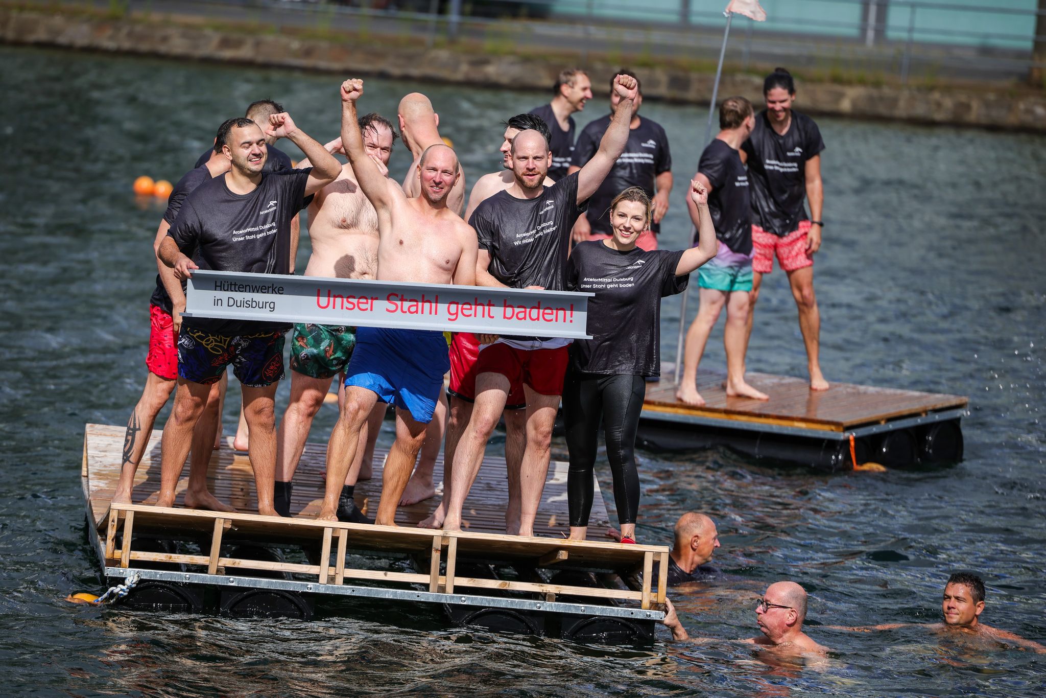 Demo mit Spaßfaktor: Arcelormittal-Beschäftigte in Duisburg fordern den Erhalt ihrer Arbeitplätze mit einer ungewöhnlichen Aktion.