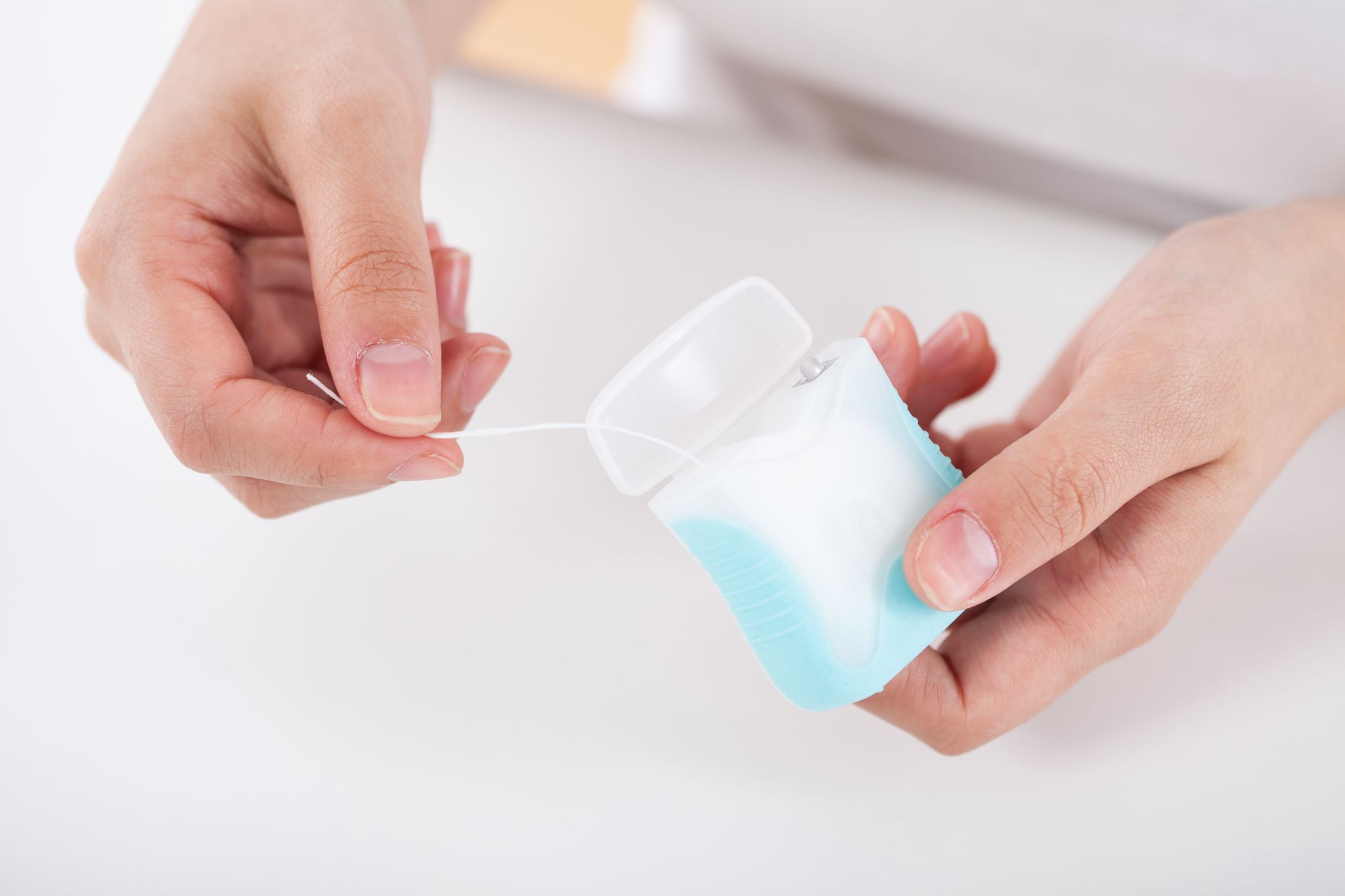 Wer seine Zahnzwischenräume regelmäßig mit Zahnseide reinigt, kann Zahnfleischentzündungen vorbeugen.