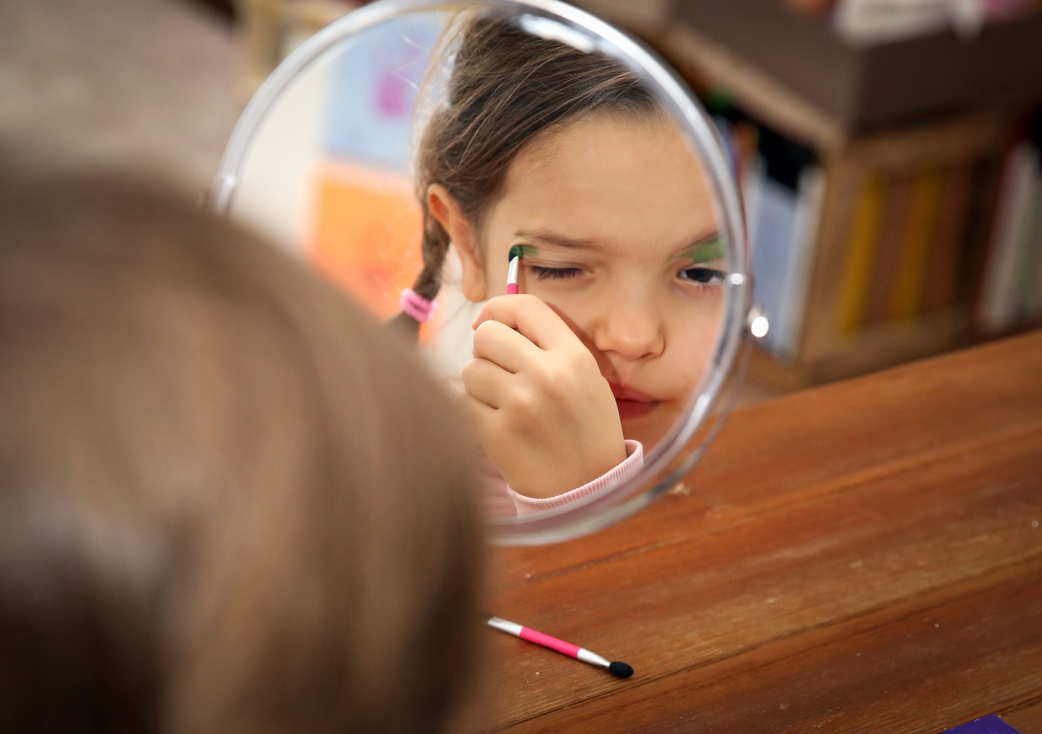 Viele Kinder-Schminksets enthalten bedenkliche oder verbotene Inhaltsstoffe: Zertifizierte Naturkosmetikprodukte bieten oft höhere Sicherheit für die Kleinen.