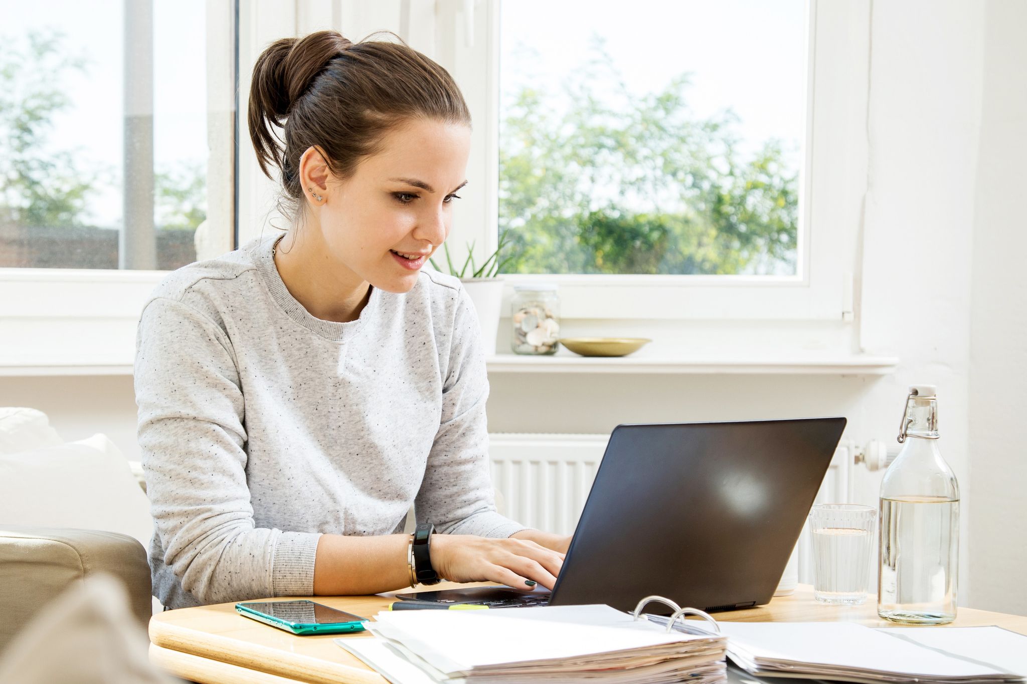 Viele junge Menschen ziehen zum Ausbildungs- oder Studienstart in die erste eigene Wohnung und benötigen dafür behördliche Dokumente oder Nachweise. Unseriöse Anbieter nutzen das aus.