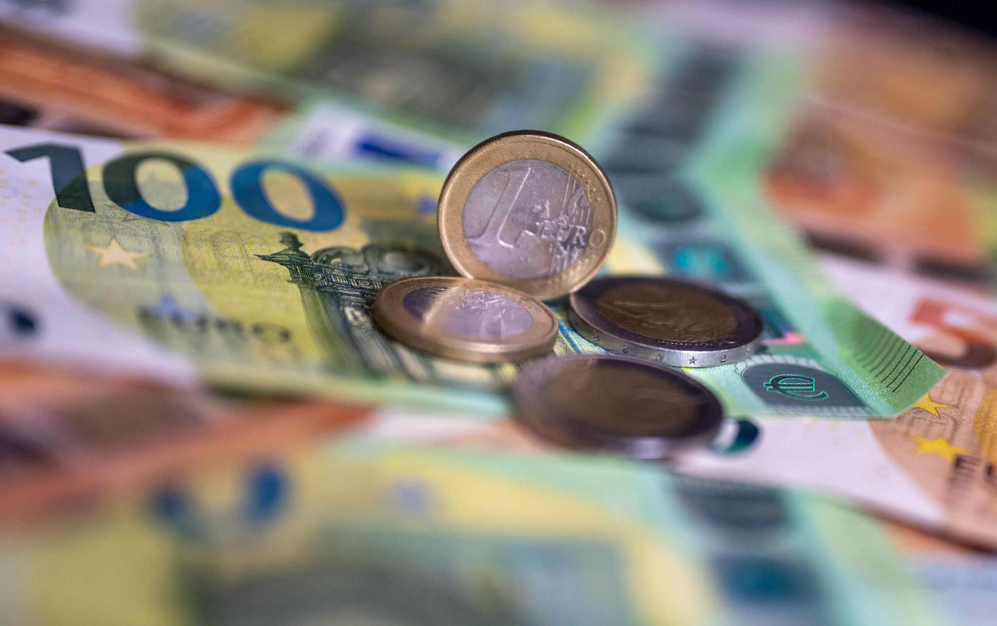 Auto, Lebensmittel, Kleidung: Viele Menschen in Deutschland leihen sich Geld, um solche Ausgaben zu finanzieren. (Symbolbild)