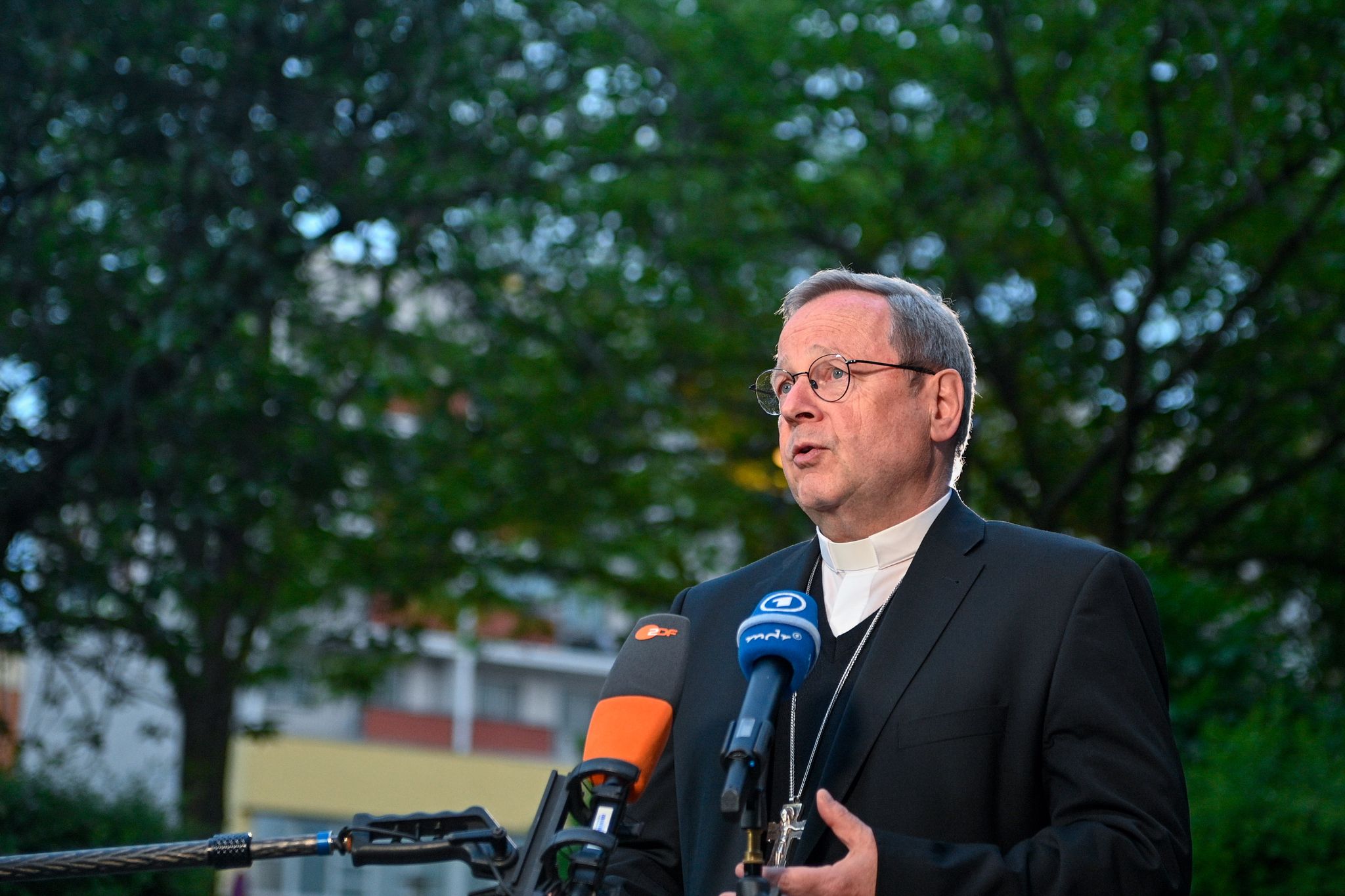 Der Vorsitzende der Deutschen Bischofskonferenz, Georg Bätzing, sieht keinen Widerspruch zwischen dem Reformweg der deutschen Katholiken und jüngsten Äußerungen des Papstes (Archivbild).
