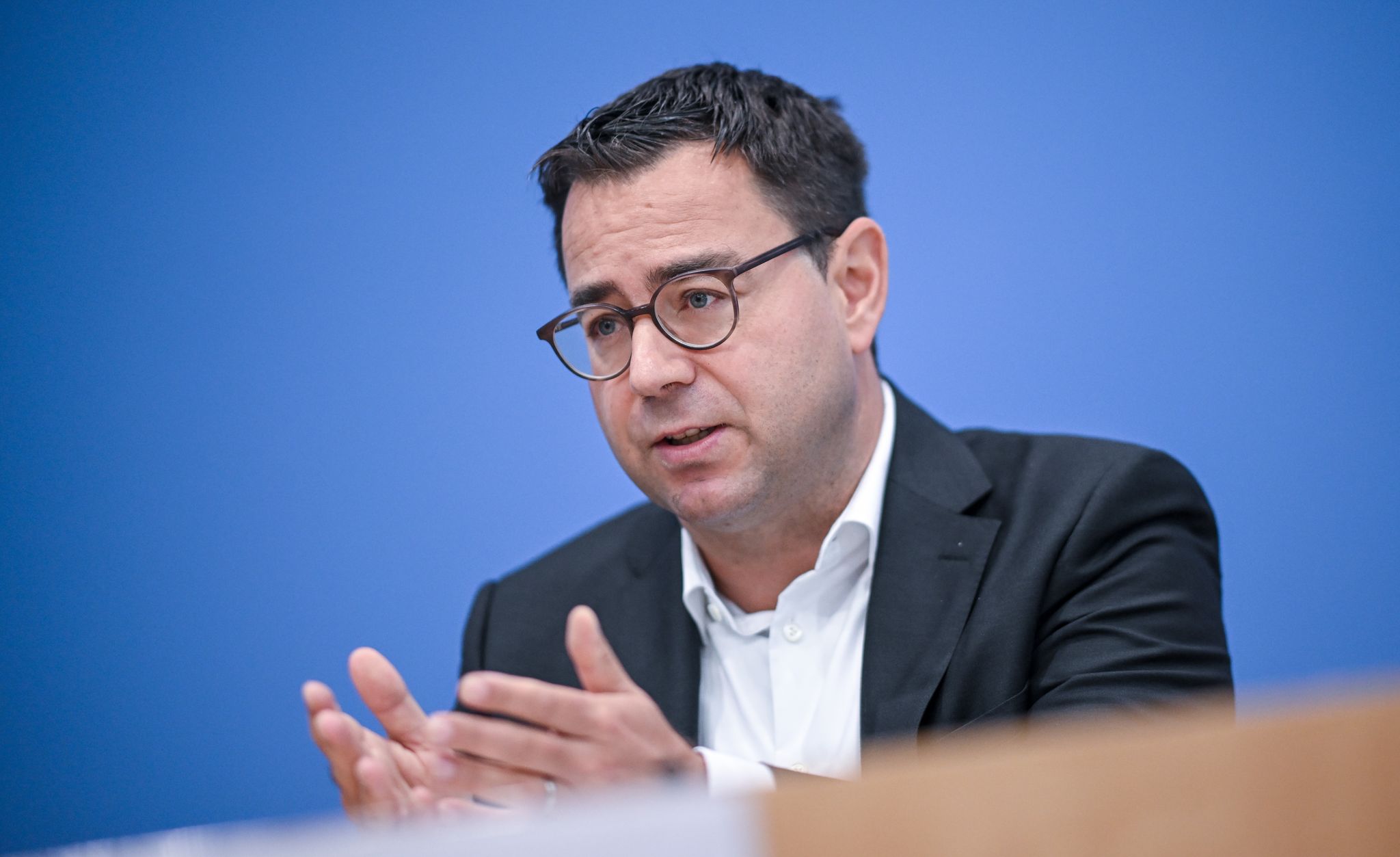 Am Morgen nach der Bereinigungssitzung des Haushaltsausschusses sprechen die Fraktionen über die Ergebnisse.