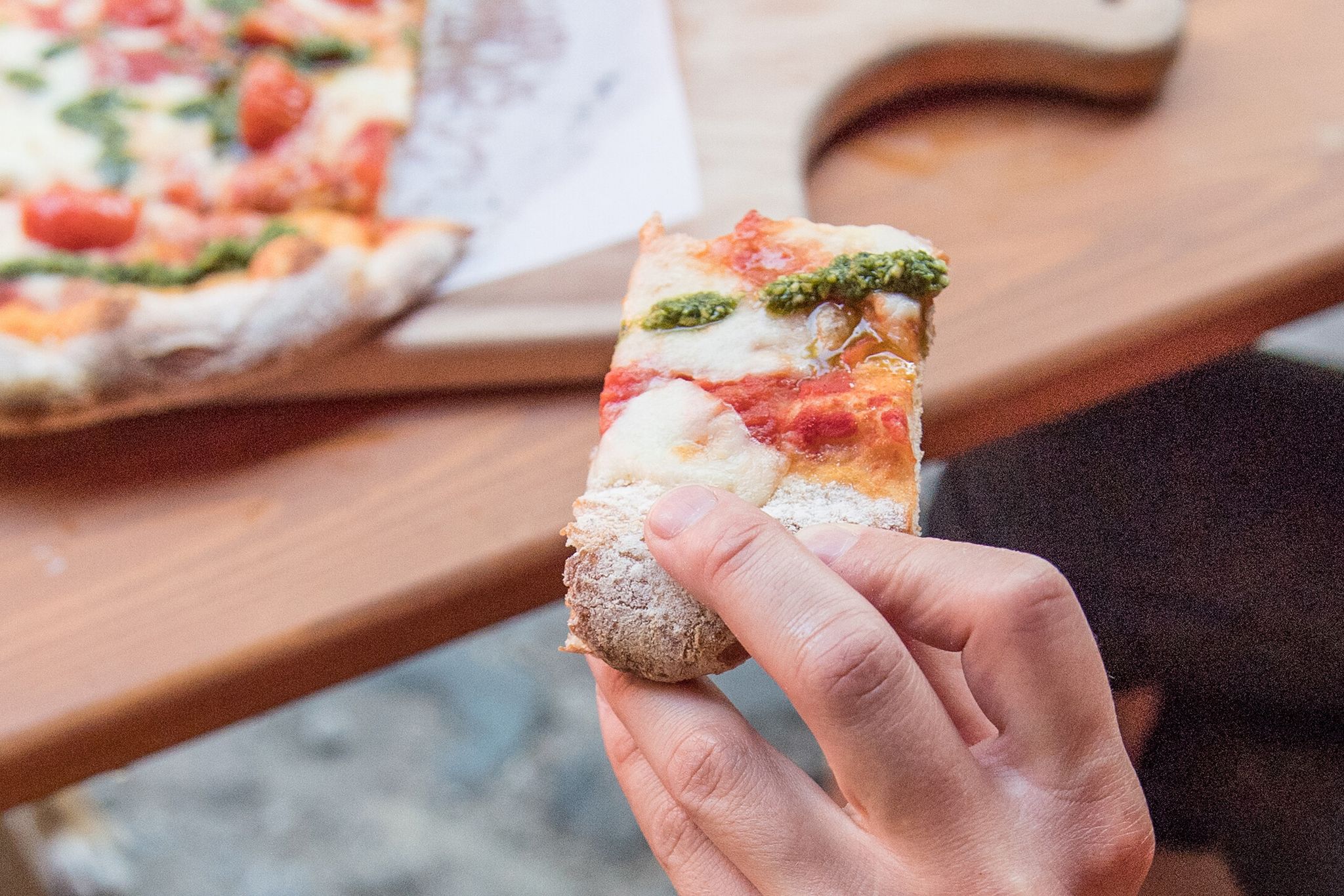 Pizza und Pinsa sehen sich sehr ähnlich - doch der Teig ist anders.