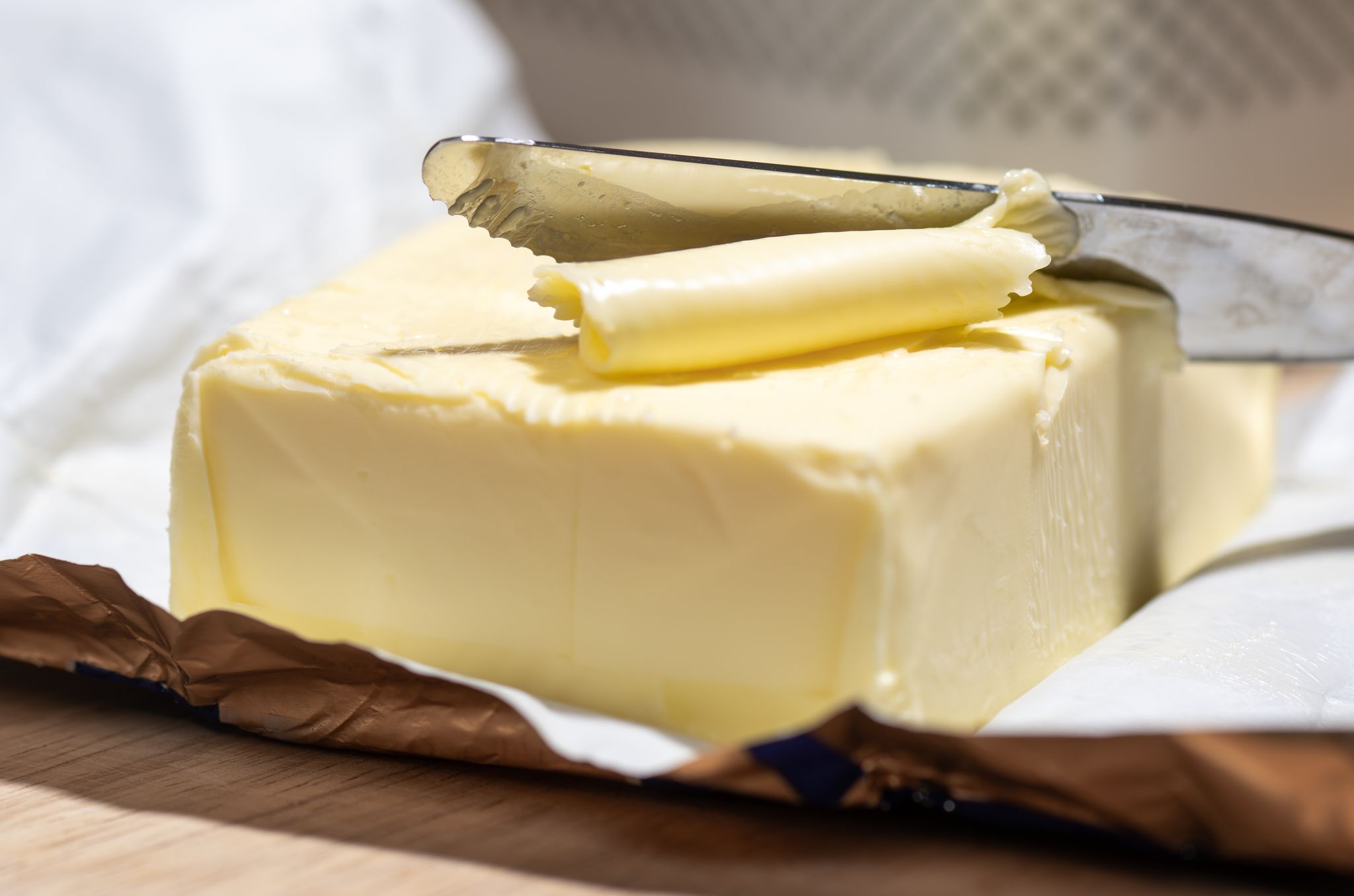 Für Butter müssen Verbraucher nun weniger bezahlen. (Symbolbild)