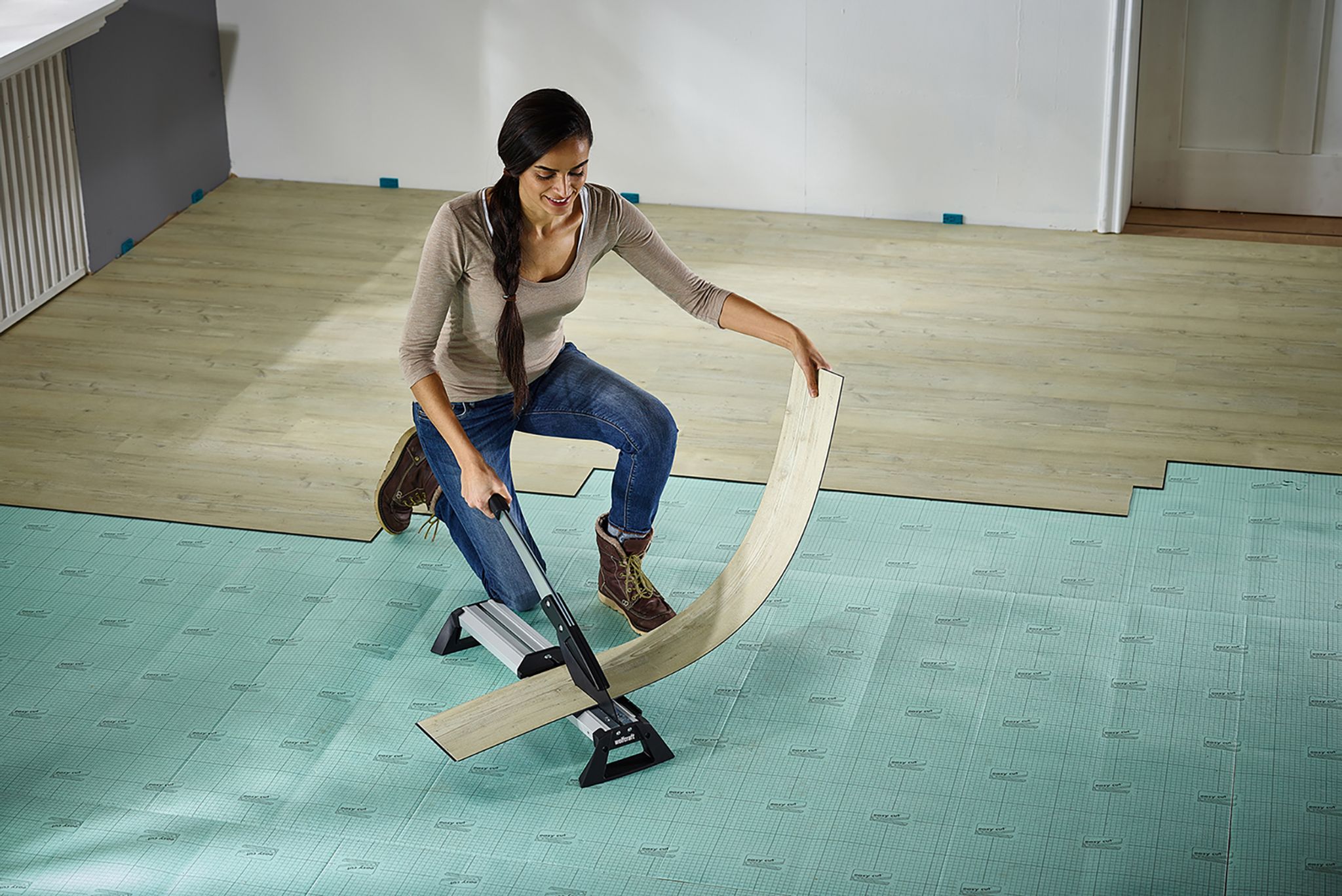 Nach der Trittschalldämmung kommt der Bodenbelag - wer ihn Zuhause selbst verlegen will, sollte vorgesehene Dehnungsfugen einplanen.