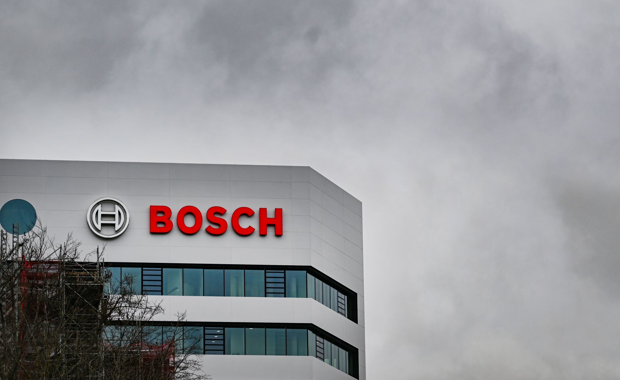 Der Autozulieferer Bosch muss noch mehr sparen als erwartet. (Archivbild)