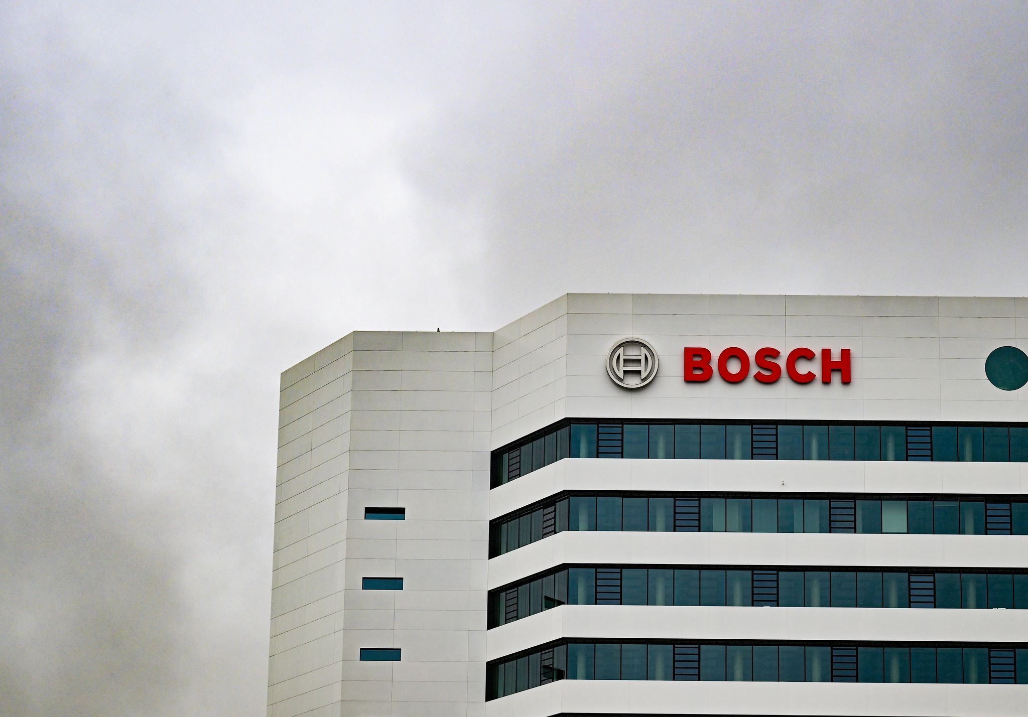 Autozulieferer Bosch will weitere Stellen abbauen. (Archivbild)