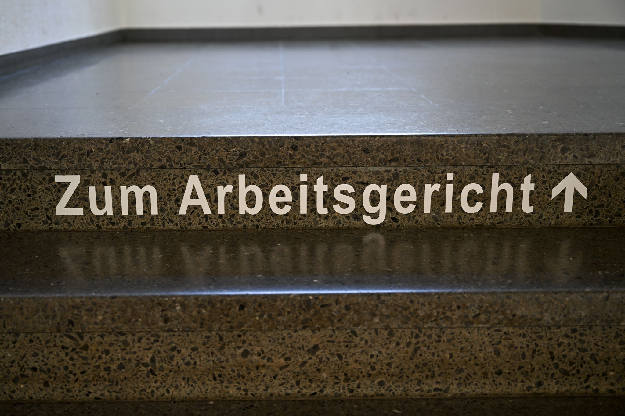 Arbeitnehmende können gegen eine Verdachtskündigung vor dem Arbeitsgericht klagen.