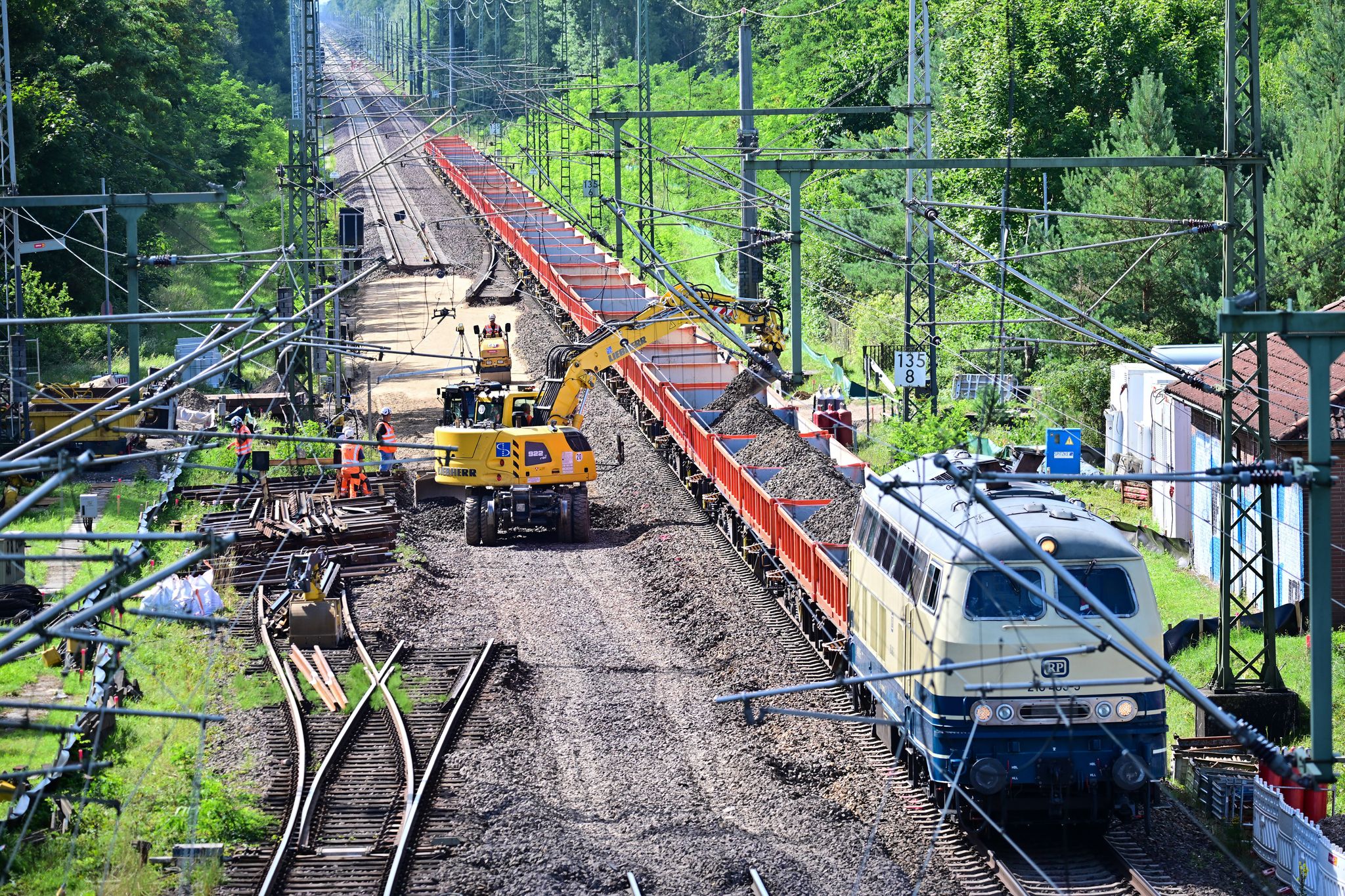 Derzeit wird die Strecke Hamburg-Berlin generalsaniert. Dafür veranschlagt sind neun Monate - inklusive der Inbetriebnahme elektronischer Stellwerke. (Archivbild)