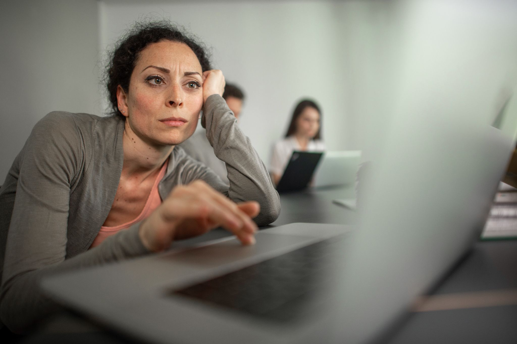 Mal wieder vom Job in frustriert? Dann kann ein Perspektivwechsel helfen, in der «Gestört GmbH» weiter klarzukommen.