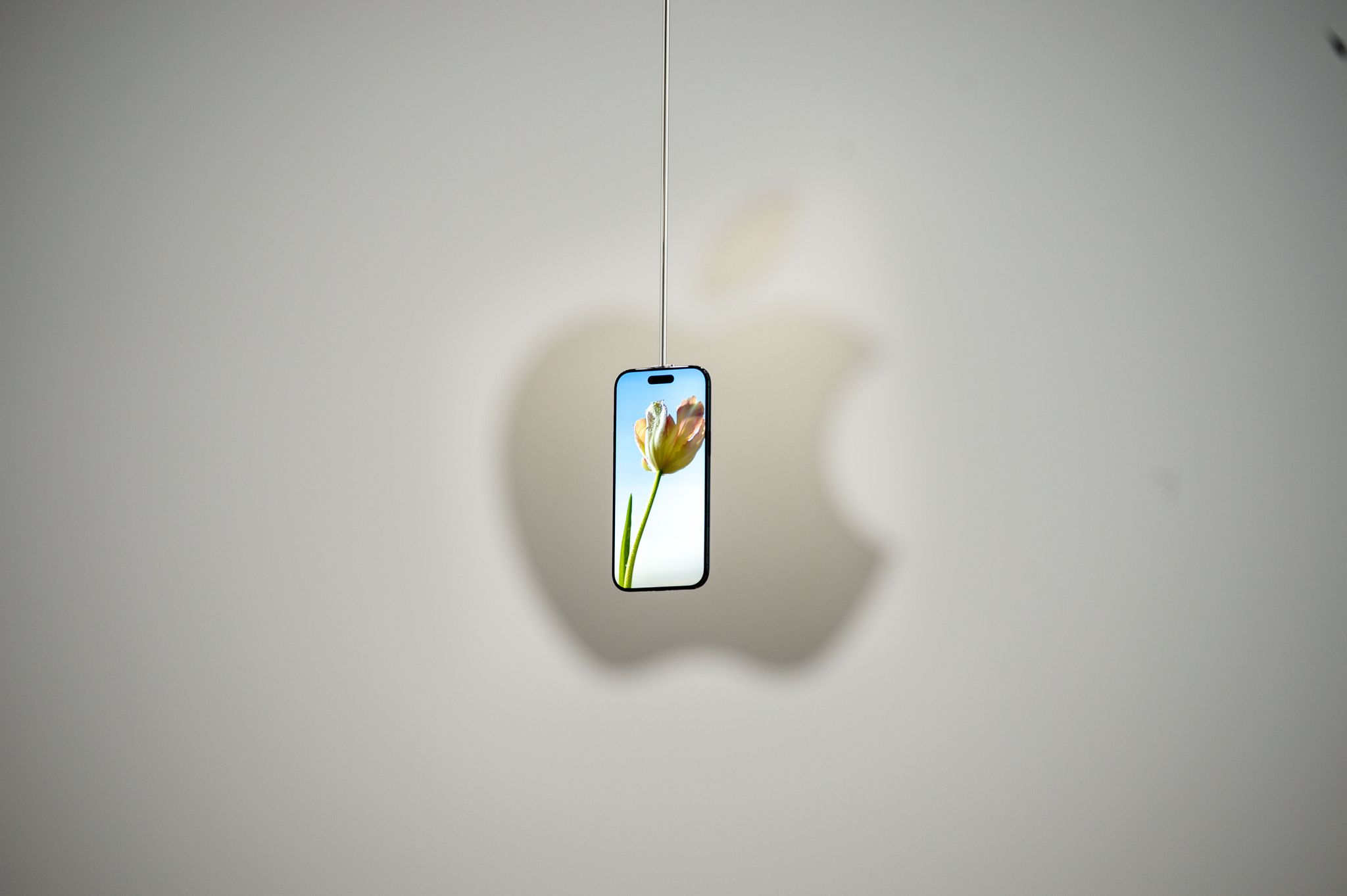 iPhone am Faden: Apples neues iPhone Air bei der Vorstellung im Apple-Hauptquartier in Cupertino.