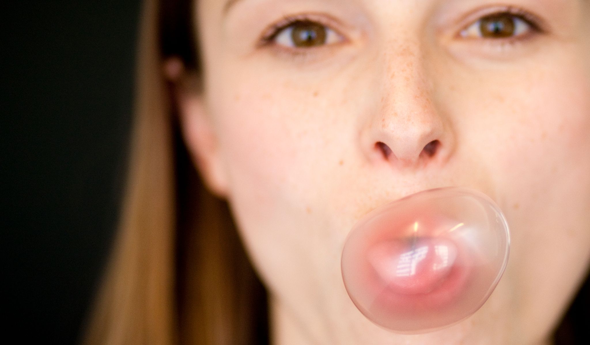 Ein Rauchstopp geht oft mit der Frage einher: Wie halte ich meinen Mund nun beschäftigt? Eine Idee: ein (Nikotin-)Kaugummi.