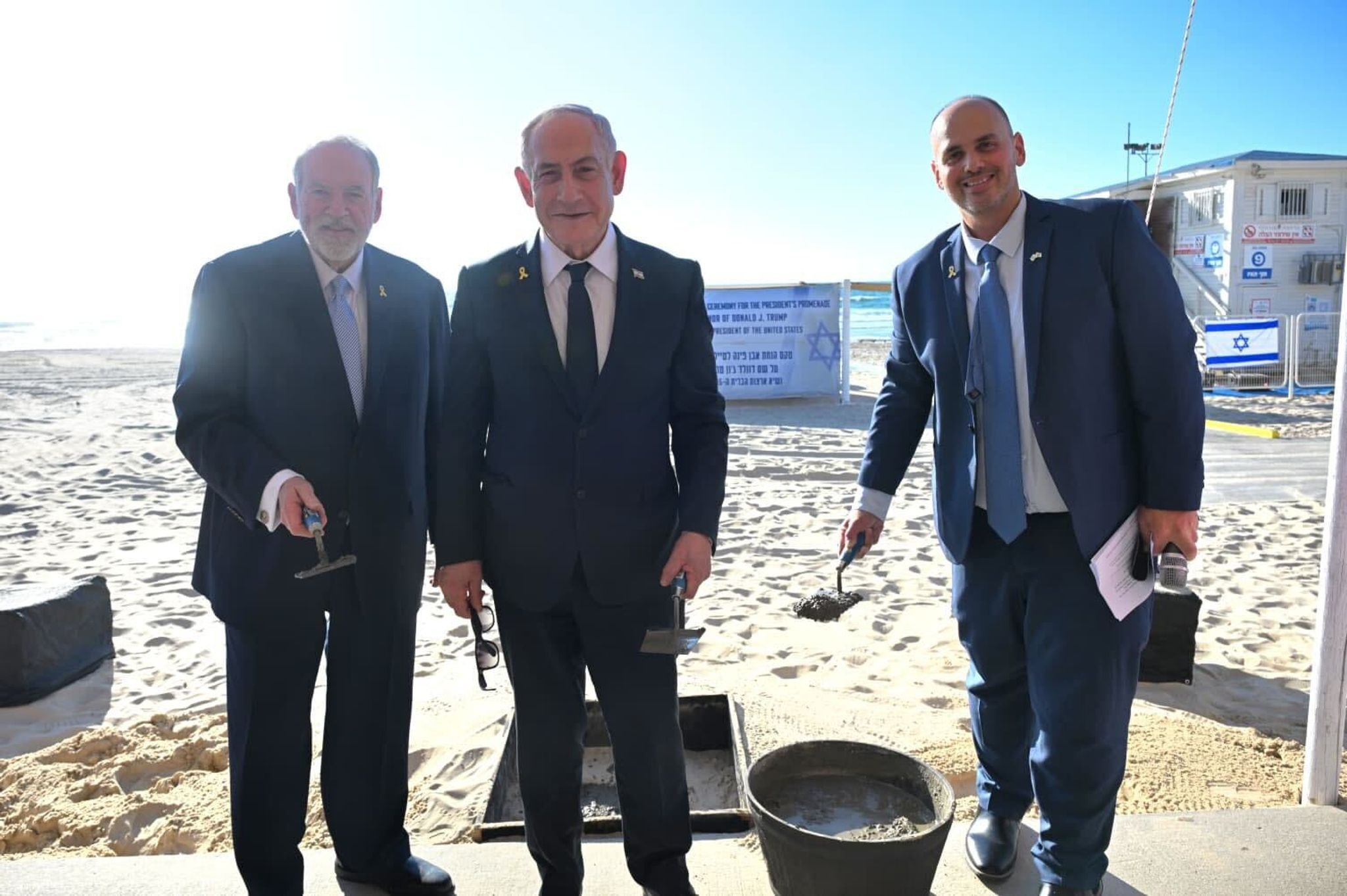 Der israelische Ministerpräsident Benjamin Netanjahu (M) bei der Grundsteinlegung für eine Promenade, die nach US-Präsident Donald Trump benannt ist.