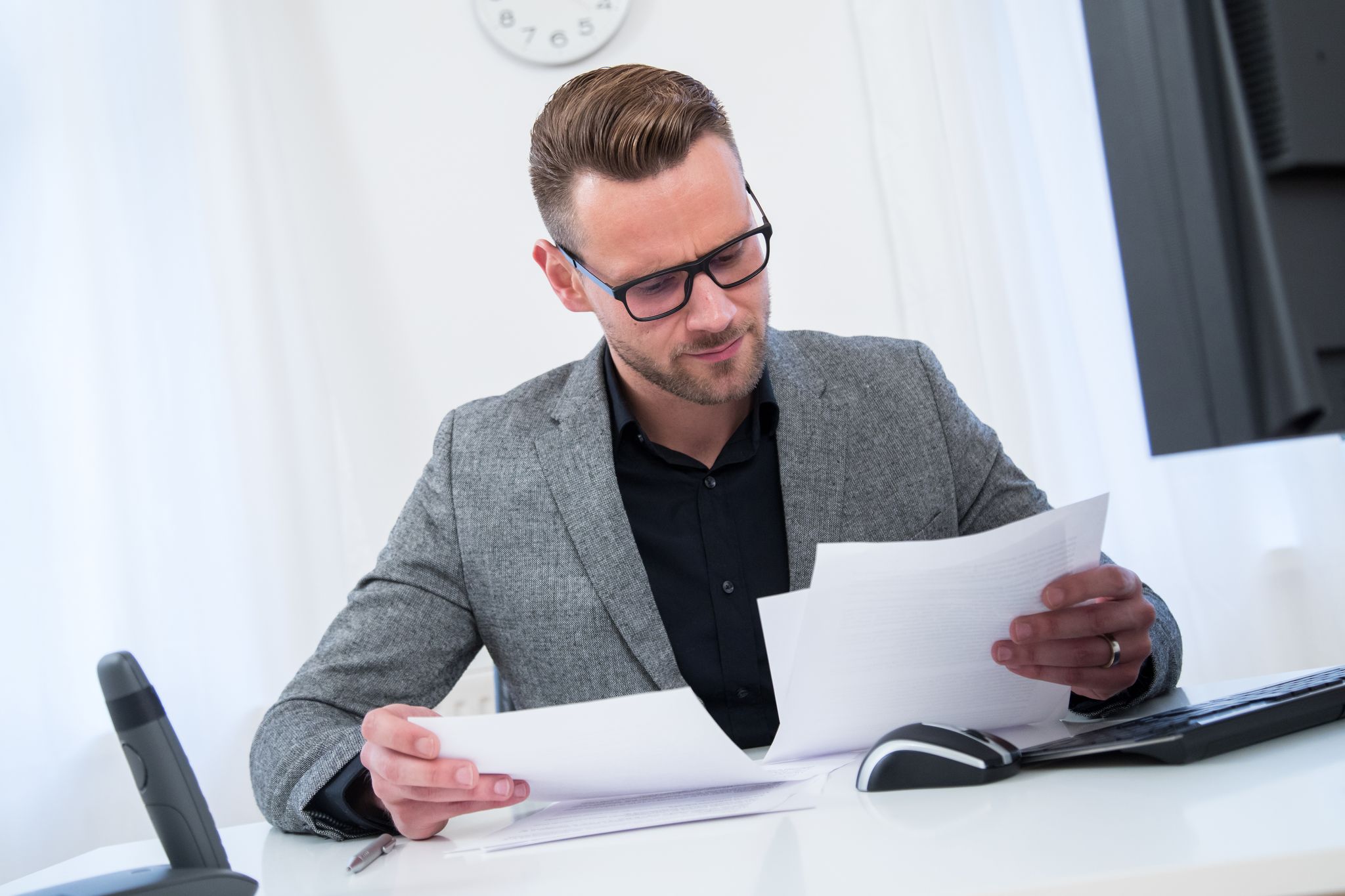 Eine Abfindung soll den Verlust des Arbeitsplatzes zumindest ein Stück weit abmildern: Bevor man seine Unterschrift unter einen Abfindungsvertrag setzt, sollte man aber genau abwägen - und gegebenenfalls nachverhandeln.