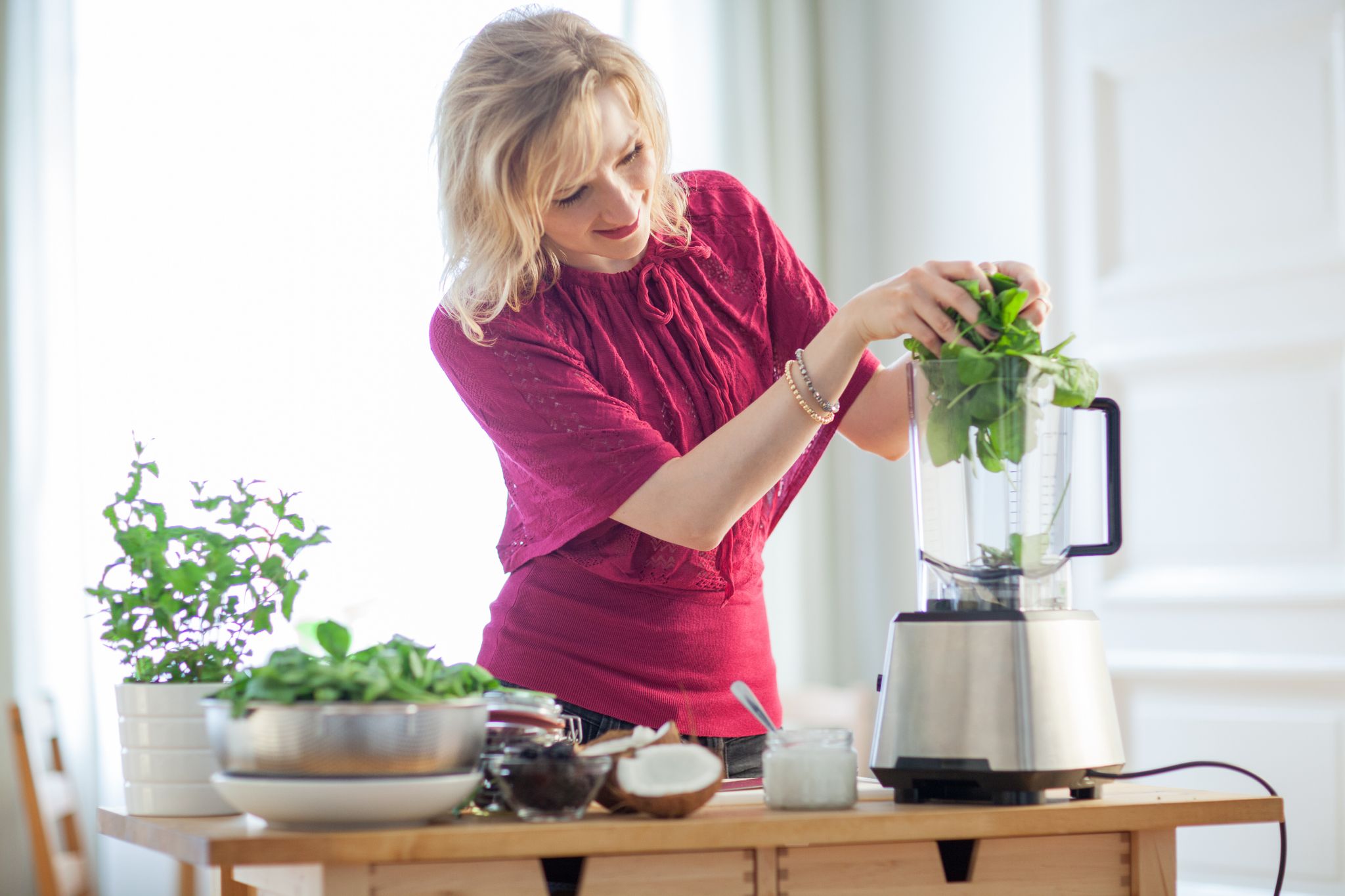Spinat zu pürieren sollte wohl für jeden Standmixer kein Problem sein. Wer aber härtere Sachen wie Nüsse zerkleinern will, sollte zu einem leistungsstärkeren Gerät greifen.