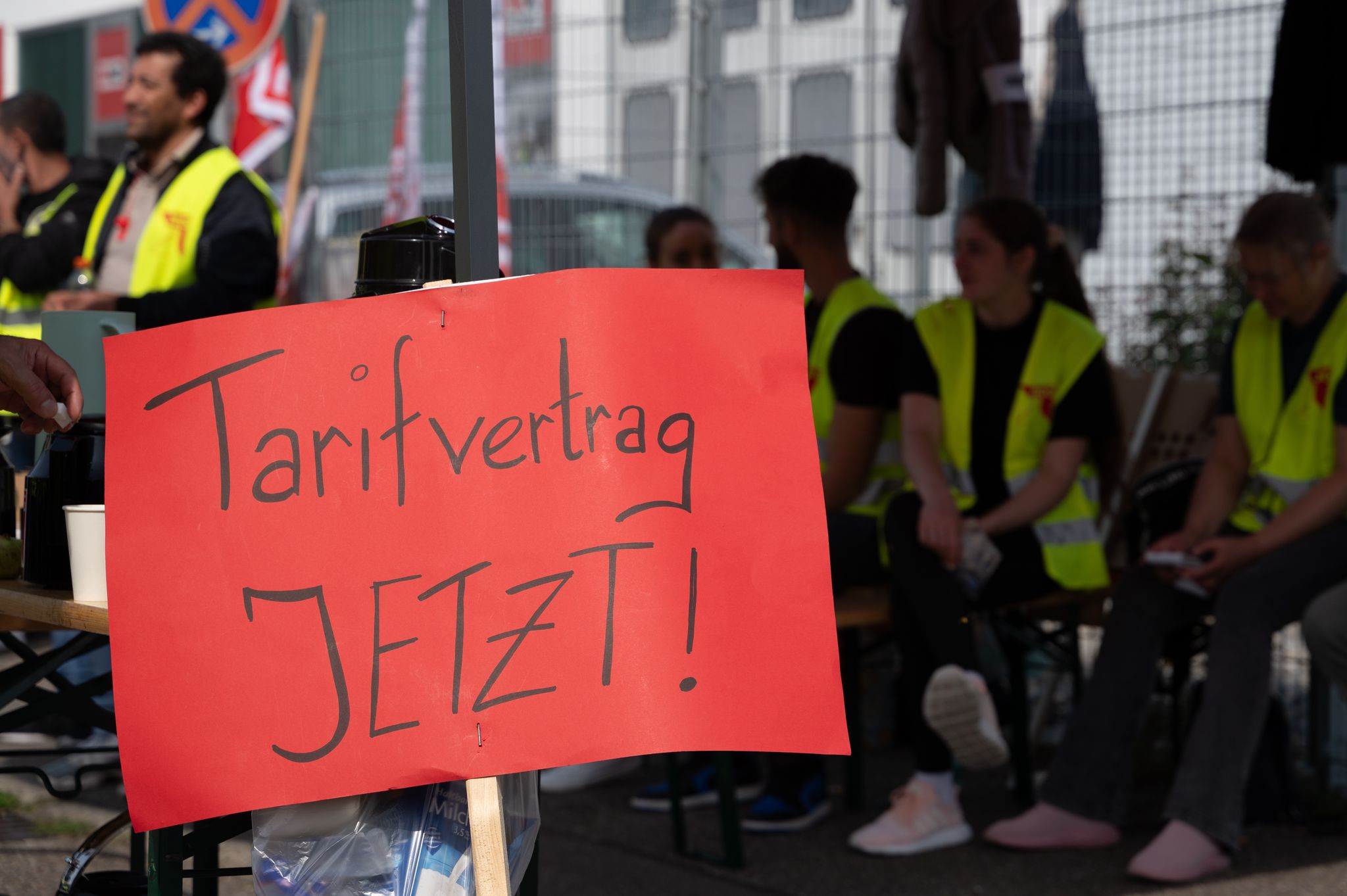 Demonstration für einen Tarifvertrag, hier bei einem Dönerspieß-Hersteller (Archivbild).