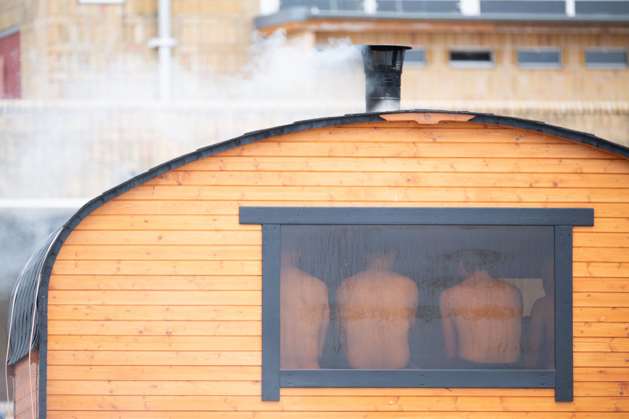 Eigenverantwortung gefragt: Saunabesucher müssen auf ihr Verhalten achten und Gefahren, etwa durch heiße Böden, selbst einschätzen.