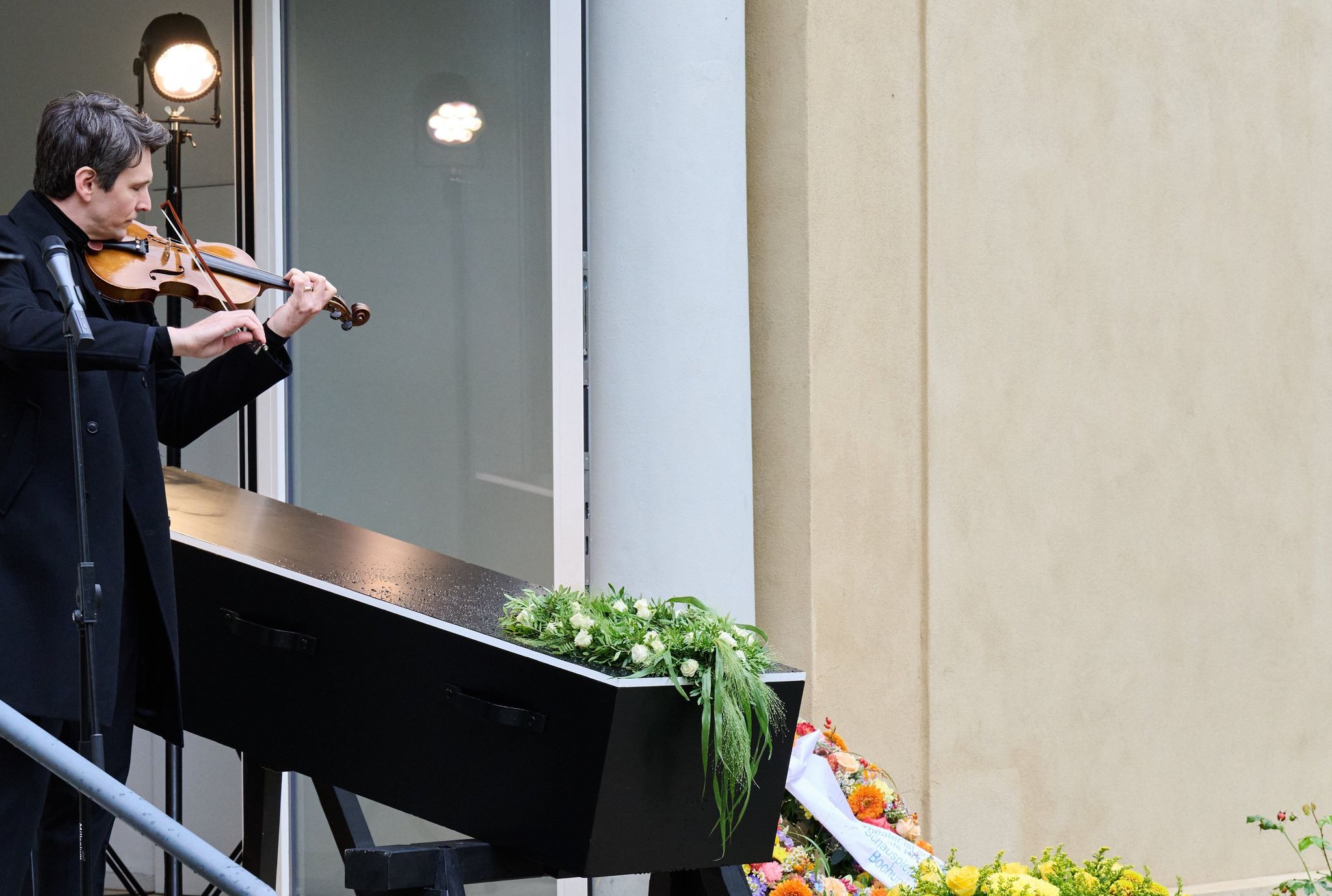 Schauspieler Sabin Tambrea spielte Geige.