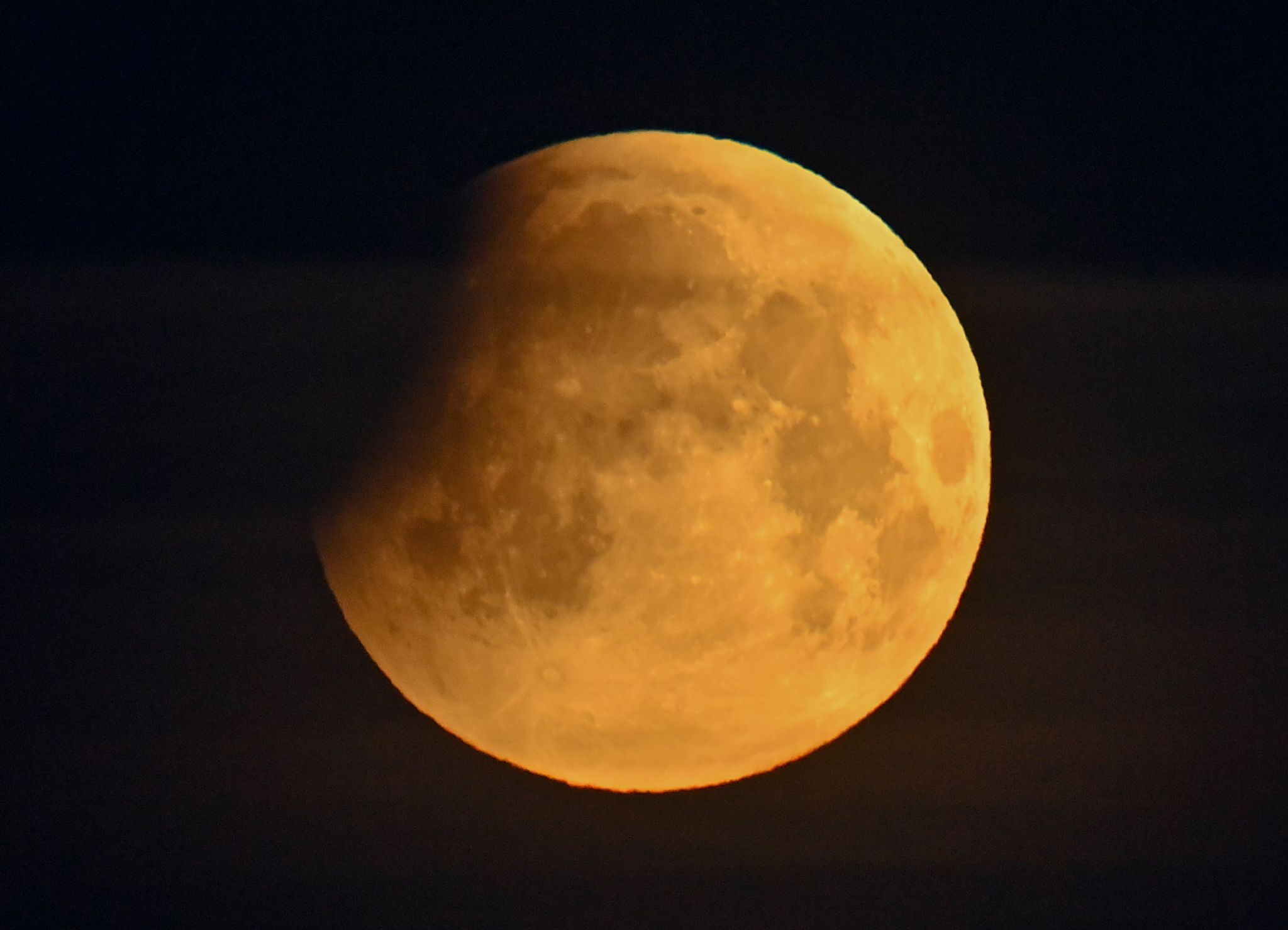 Bei einer Mondfinsternis leuchtet der Mond rötlich. (Archivbild)