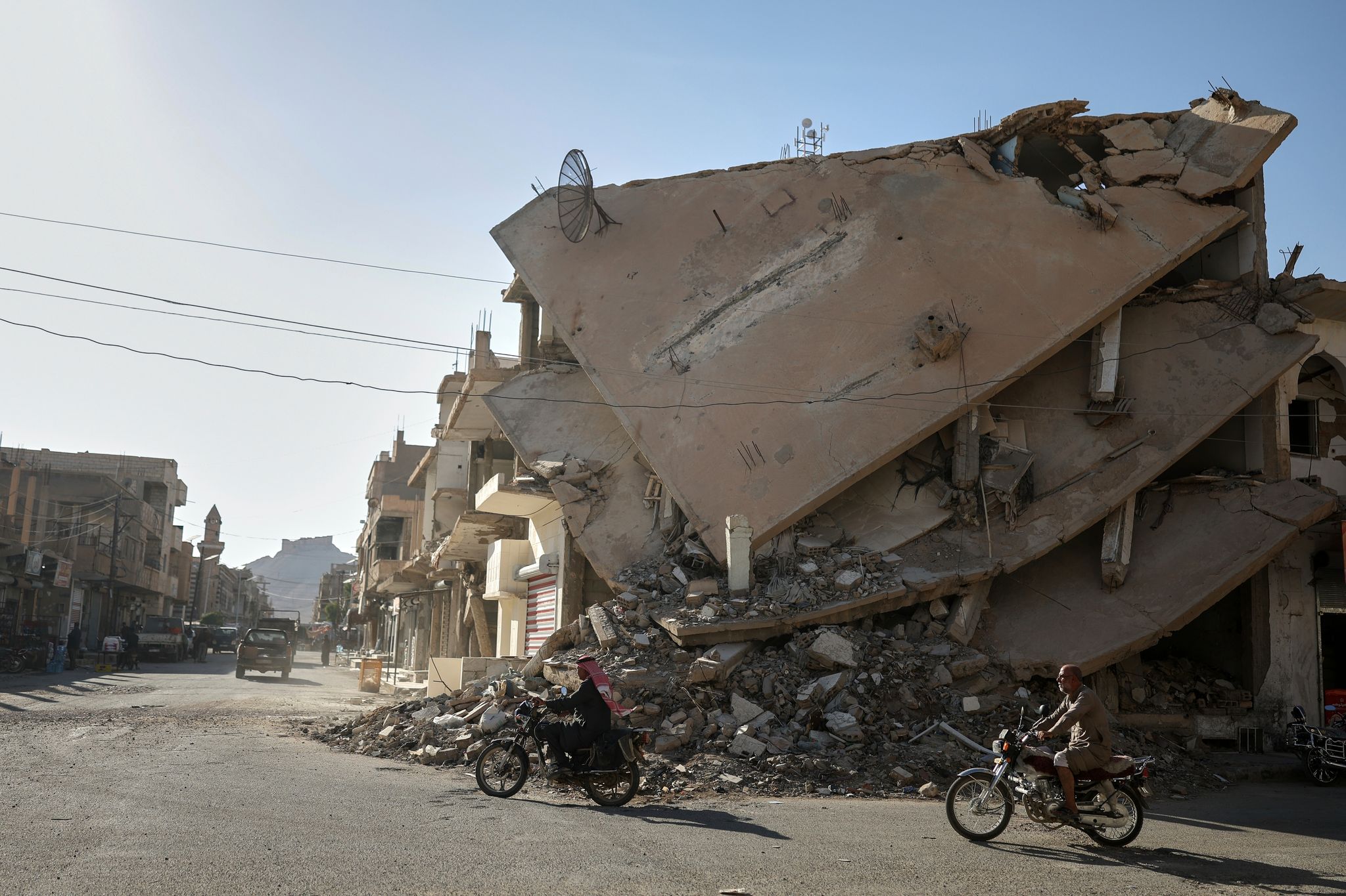 Viele Häuser in Syrien sind im Krieg zerstört worden. Dass jetzt Binnenvertriebene und auch einige Flüchtlinge zurückkehren, sorgt dafür, dass Wohnraum noch knapper wird. (Archivfoto)