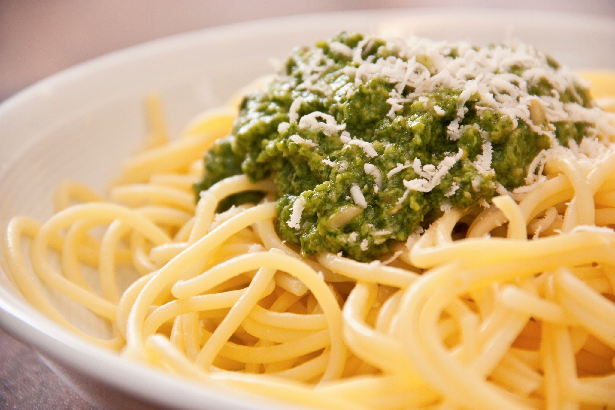 Spaghetti mit grünem Pesto geht immer. Das Magazin «Öko-Test» gibt nun einem Drittel der getesteten Pestos auch grünes Licht.