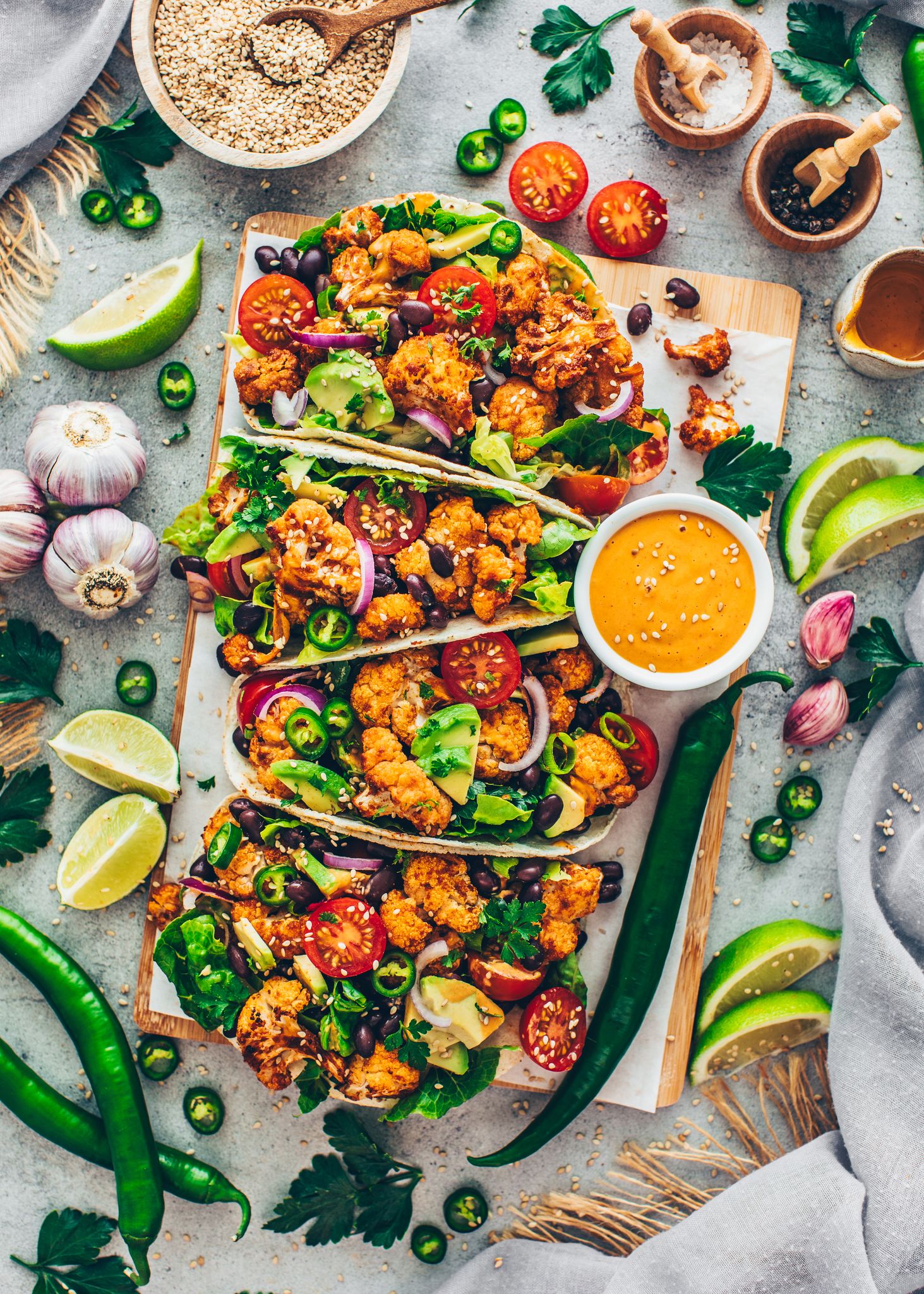 Bunt und lecker: Food-Bloggerin Bianca Zapatka serviert zu ihren Blumenkohl-Tacos auch eine leckere Tahini-Sauce.