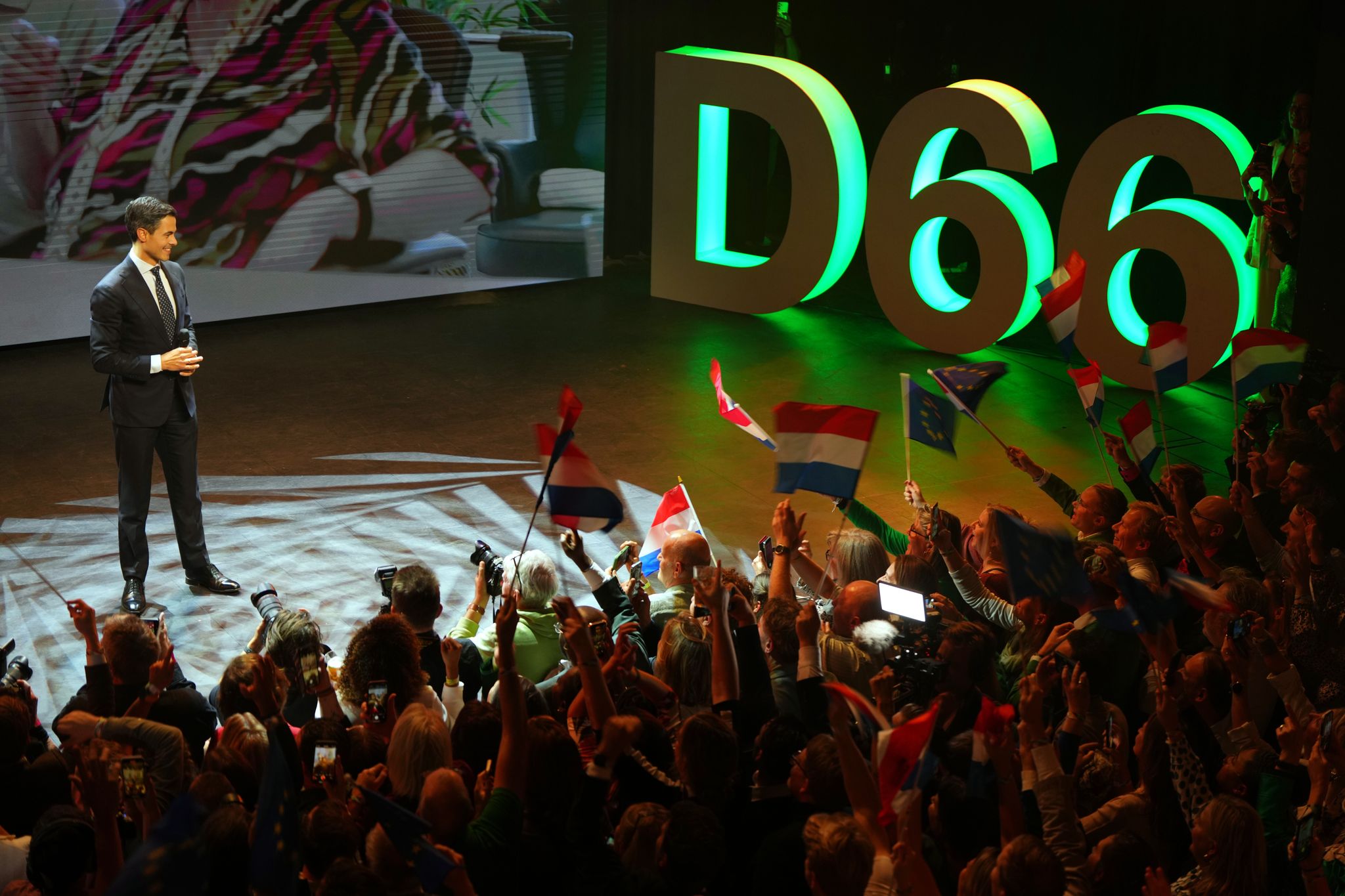 Eine Hochrechnung bestätigt die Prognosen: Die Partei des Rechtspopulisten Wilders ist bei der Parlamentswahl in den Niederlanden nicht die stärkste Kraft geworden.