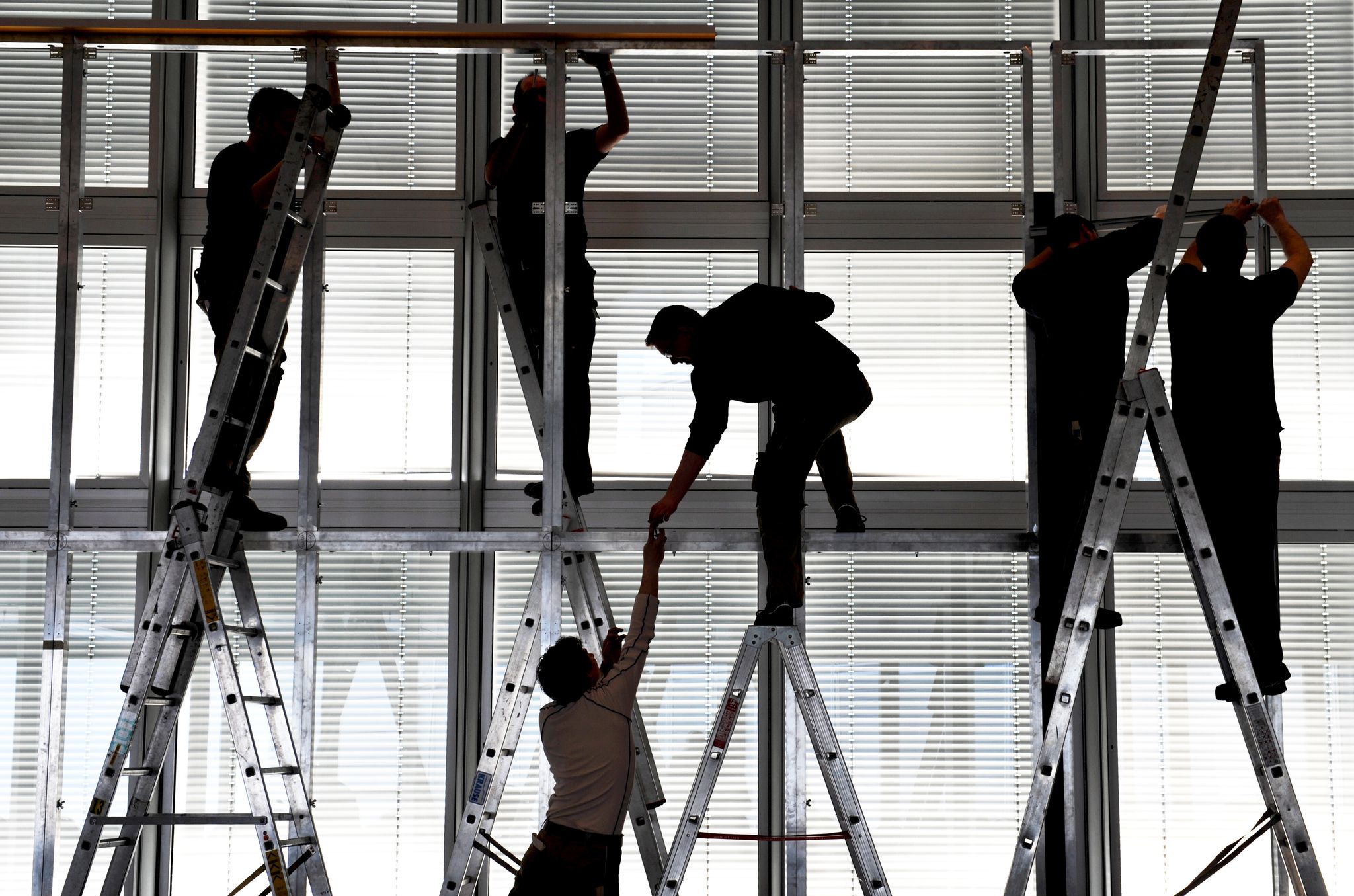 Wenn Stellenabbau droht, ist der Austausch mit Kollegen wichtig – aber auch das Gespräch mit Vorgesetzten kann Klarheit bringen.