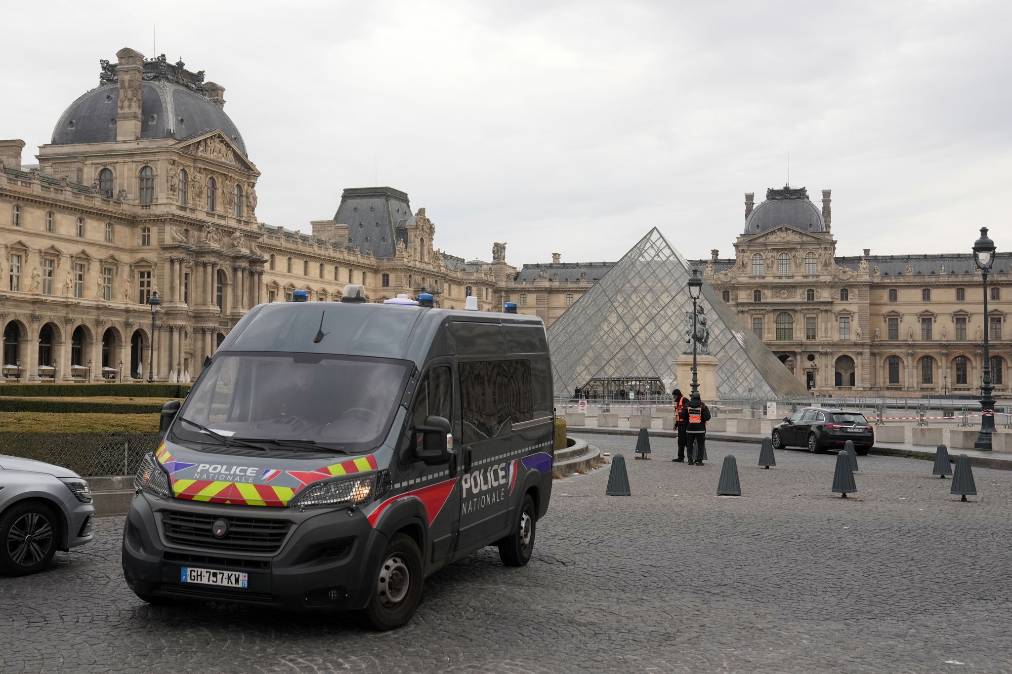 Die Ermittler melden nach dem Raubüberfall auf den Louvre einen Fahndungserfolg. (Archivbild)