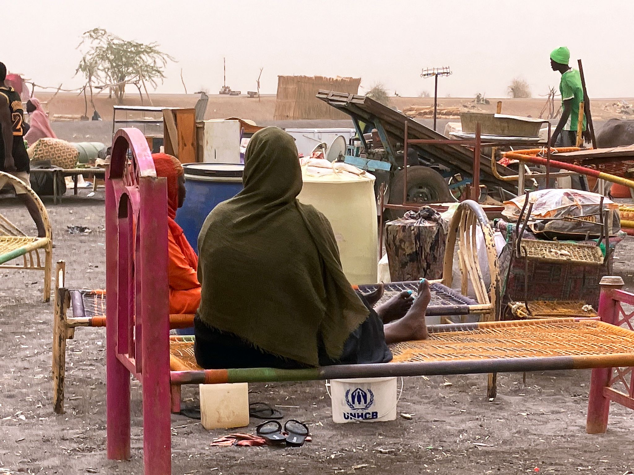 Geflüchtete Frauen aus dem  dem Sudan mit ihrer Habe. Der Machtkampf im Sudan, der seit Mitte April 2023 andauert, hat die nach UN-Angaben weltweit größte Flüchtlingskrise mit mehr als zwölf Millionen Geflüchteten ausgelöst.
