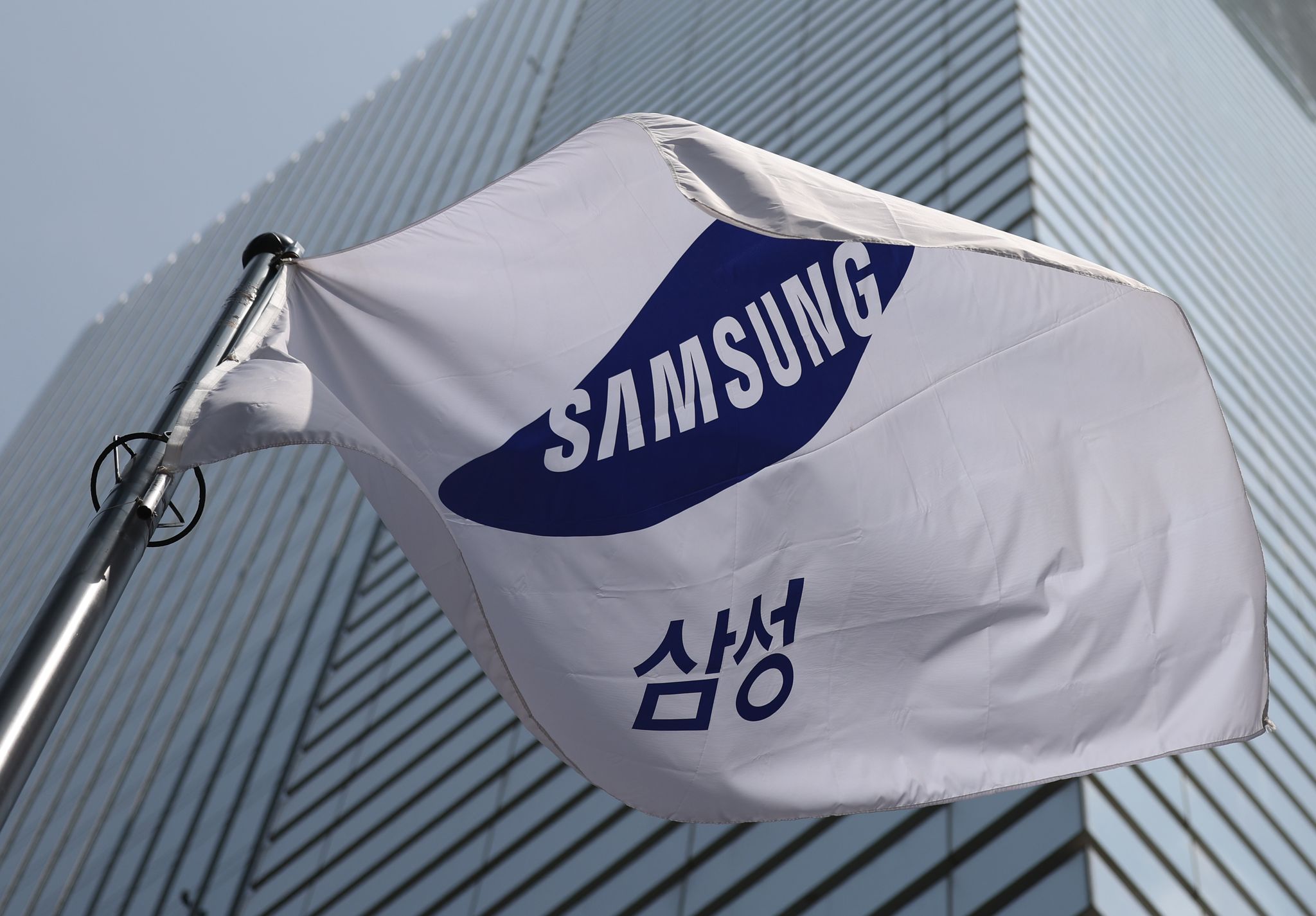 Samsung soll nach dem Willen von Geschworenen mehr als 445 Millionen Dollar wegen Patentverletzungen zahlen. (Archivbild)
