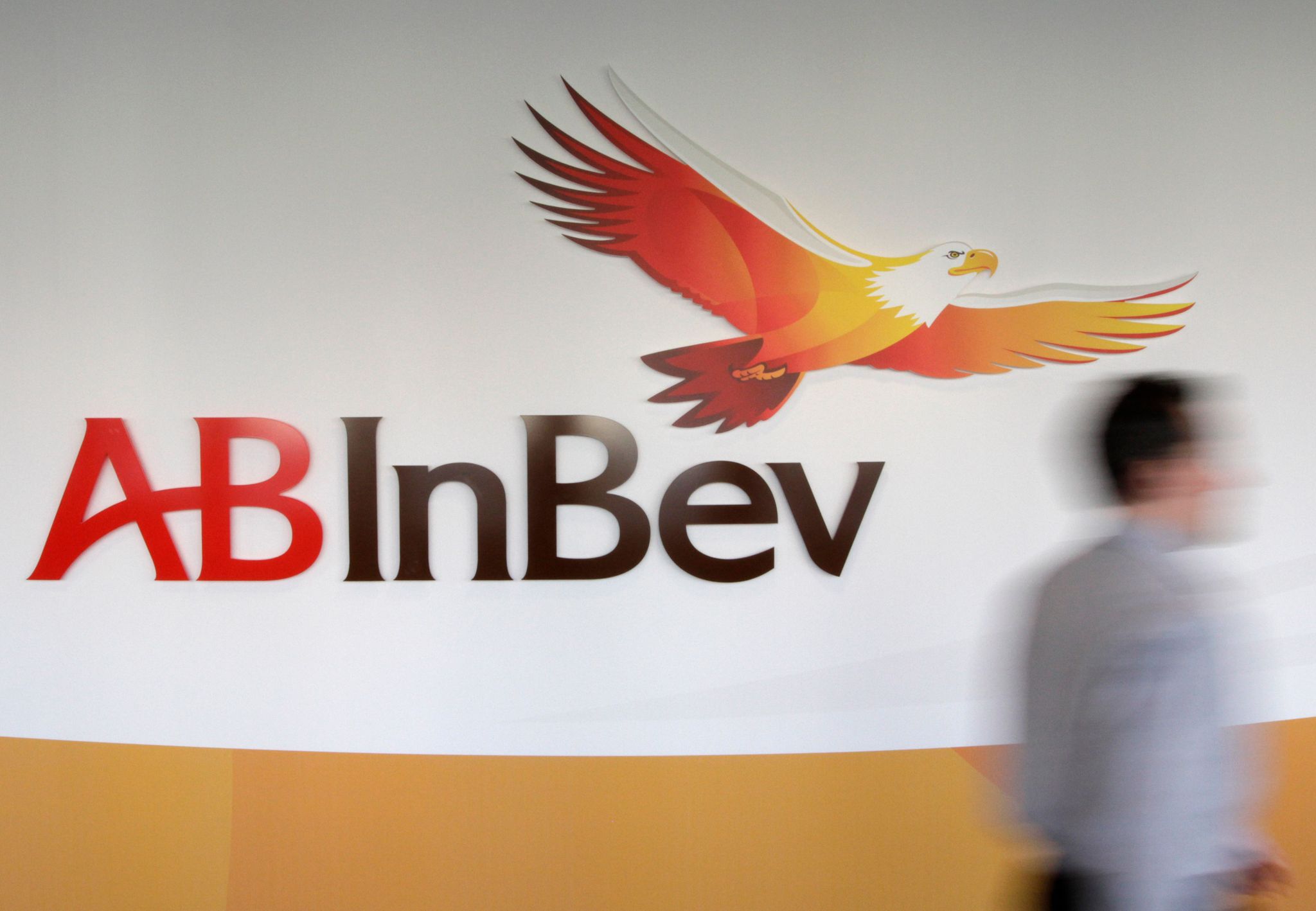 Der weltgrößte Braukonzern AB Inbev bringt sein Lagerbier zurück auf den deutschen Markt. (Archivbild)